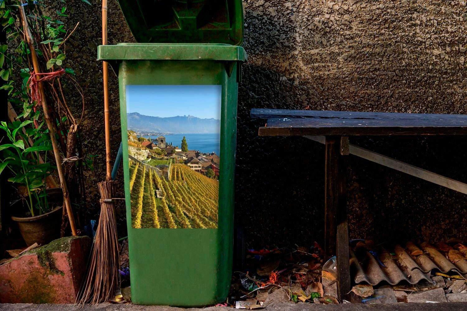 Foto Wandsticker See dem (1 Genfer einem Sticker, Mülltonne, Mülleimer-aufkleber, Container, MuchoWow St), über Weinberg Abfalbehälter von