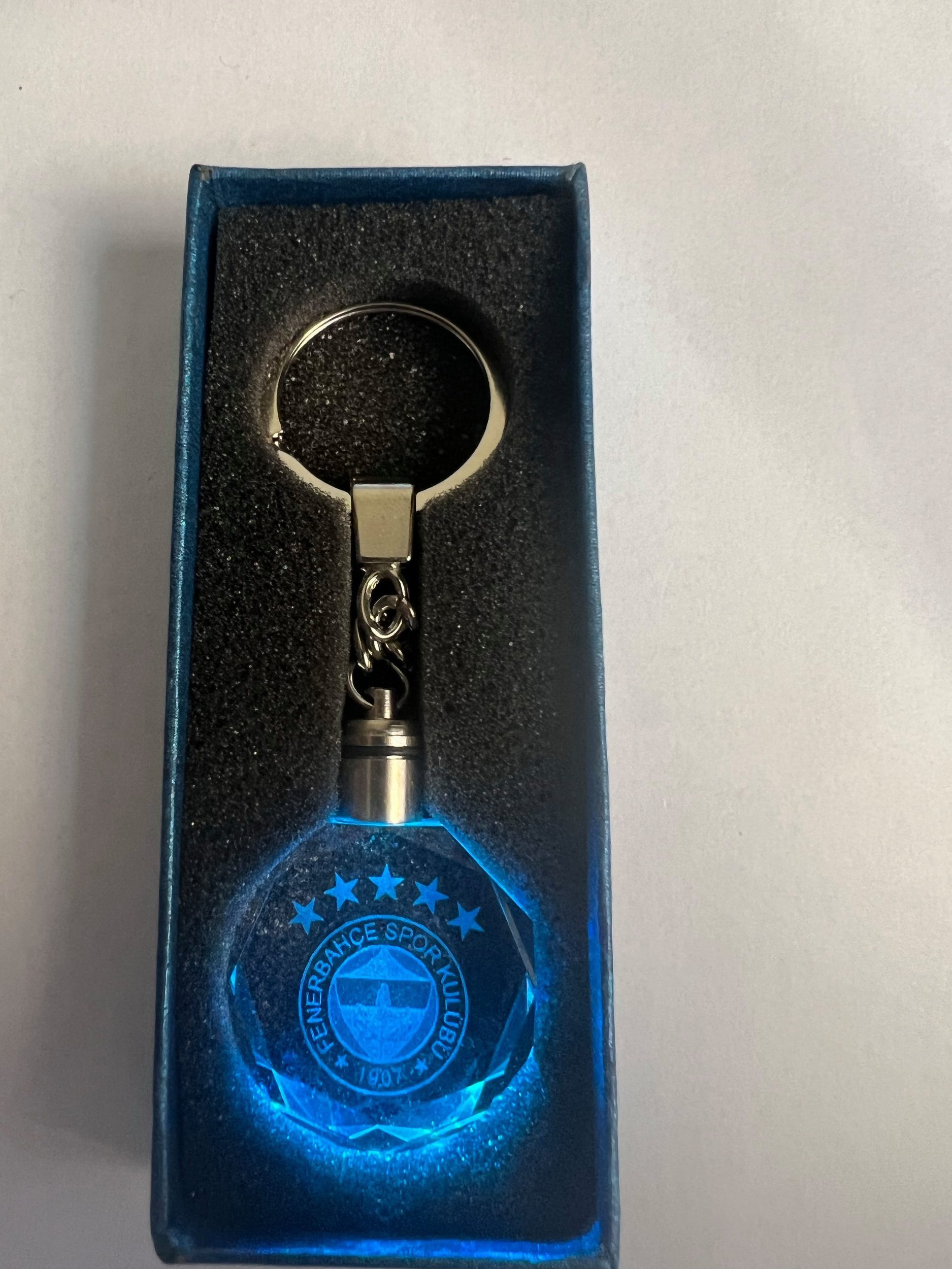 Stelby Schlüsselanhänger mit Gravur Fenerbahce Geschenkset 3-teilig – Fanartikel mit Geschenkbox (Set, 3-tlg., 1 Armband 3D, 1 Schlüüsselanhänger 3D, 1 Schlüsselanhänger LED), LED durch Drehverschluss steuerbar, Batterien bereits enthalten