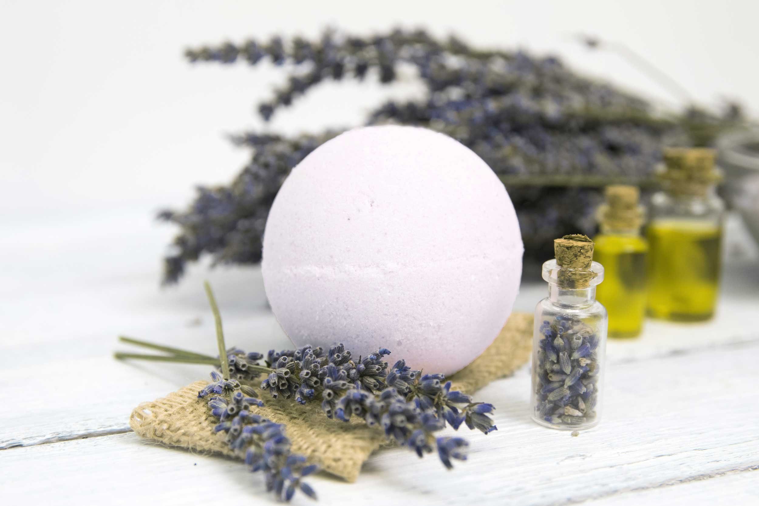 Badekugel 150g, Badepraline Malantis und - mit Badebombe Naturkosmetik Kakaobutter, CBD Handmade BubbleBall Lavendel