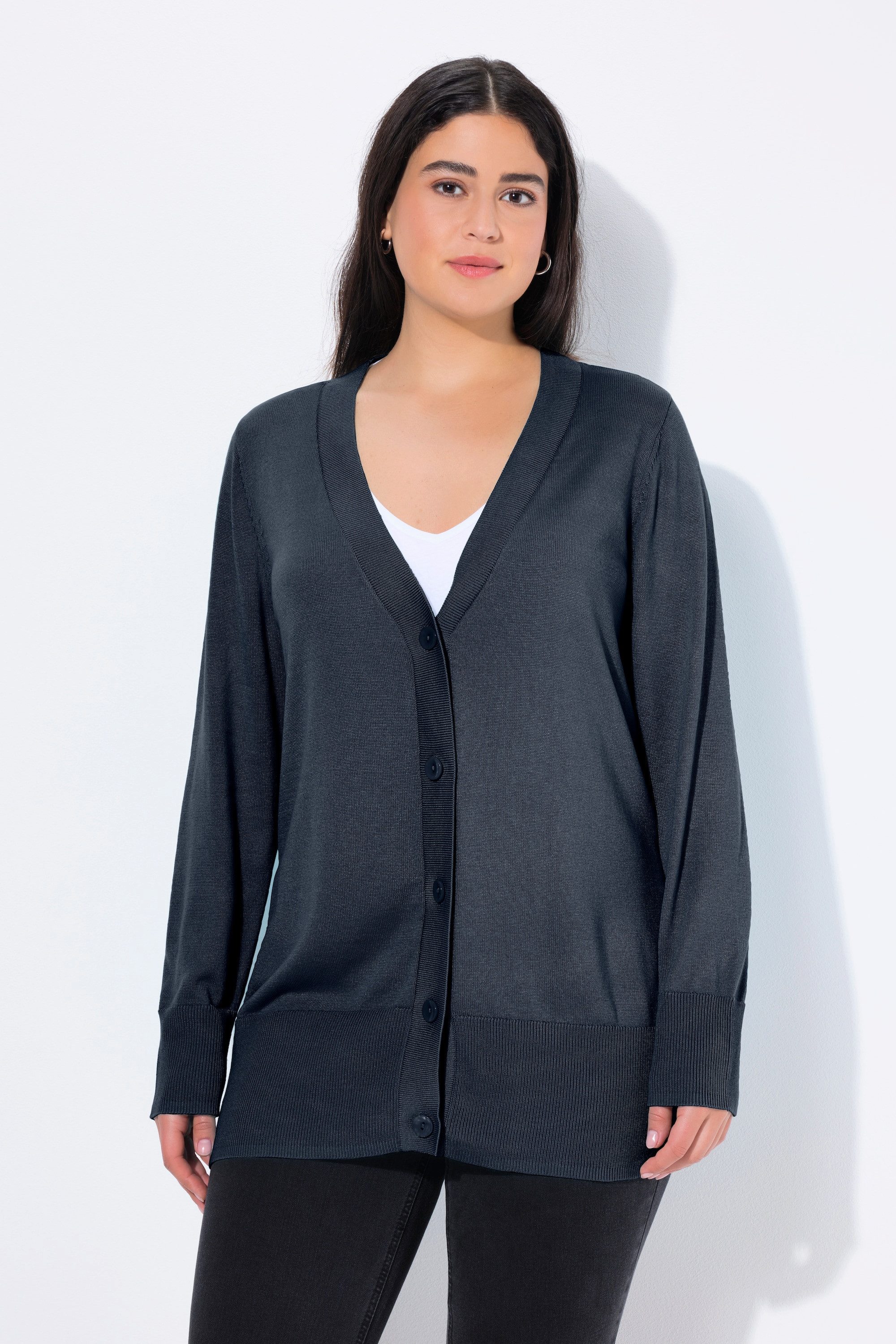 Ulla Popken Strickjacke Strickjacke V-Ausschnitt Knopfleiste Feinstrick. € 49,99