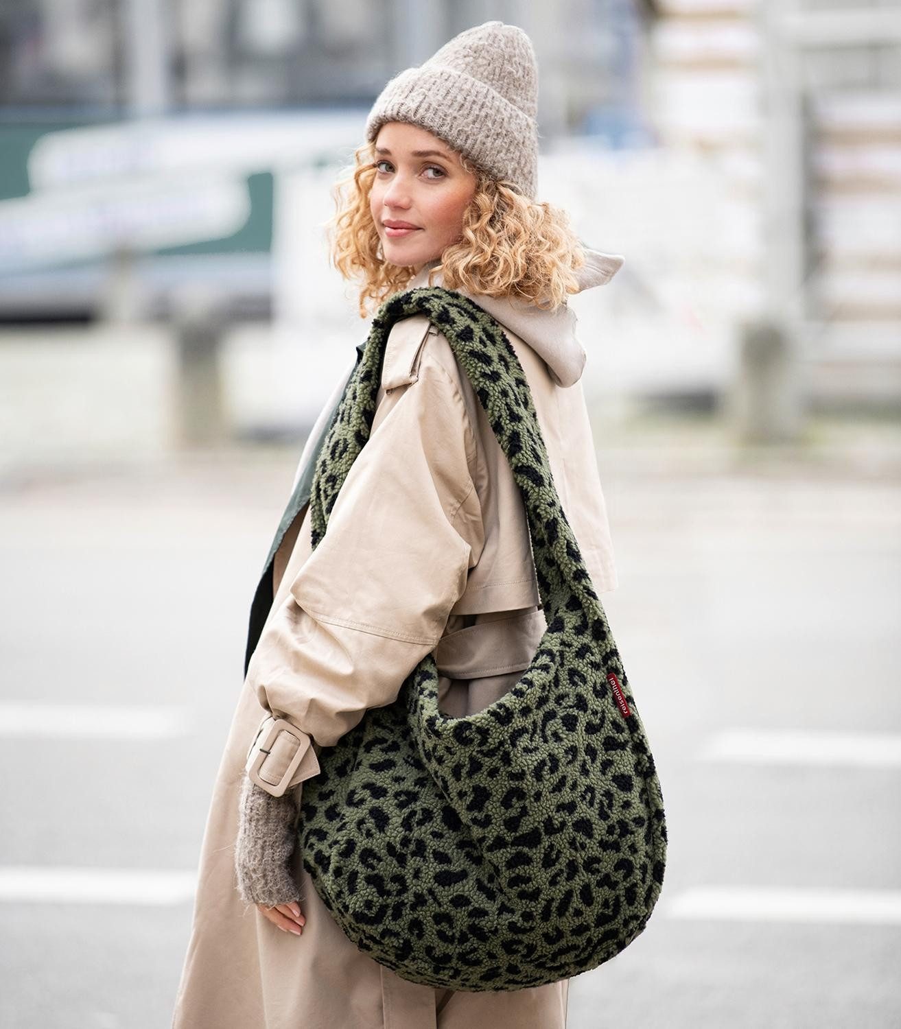 REISENTHEL® Umhängetasche MOONBAG, Olivgrün, Schwarz, Polyester, Teddystoff, 24 Liter, B 48 x H 33 x T 14 cm