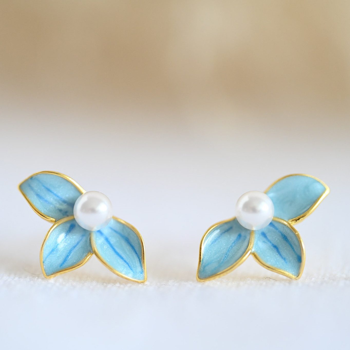 Runde Perlé Paar Ohrstecker zarte Blaue Blume mit Perle, 925er Silber, 18K günstig online kaufen