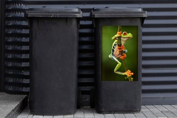 MuchoWow Wandsticker Rotaugenlaubfrosch im Dschungel (1 St), Mülleimer-aufkleber, Mülltonne, Sticker, Container, Abfalbehälter