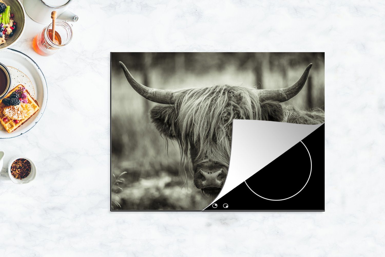 MuchoWow - Kühe Herdblende-/Abdeckplatte tlg), - Mobile Schwarz nutzbar, Arbeitsfläche Vinyl, cm, 70x52 Weiß, - (1 Ceranfeldabdeckung Highlander Scottish