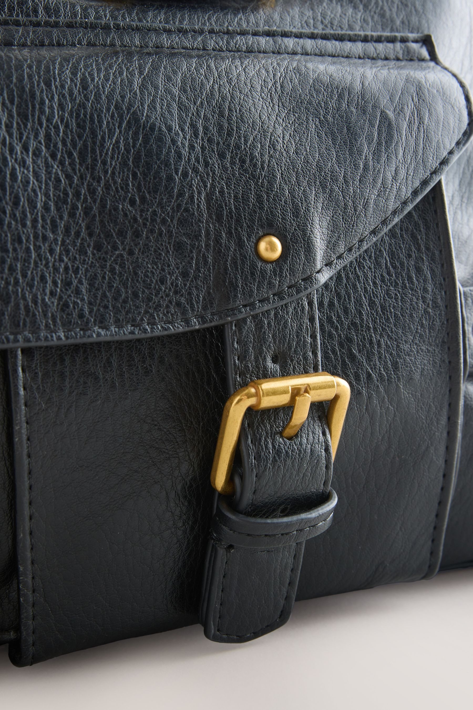 Next Handtasche Tragetasche mit Schnalle und Anhänger (1-tlg)