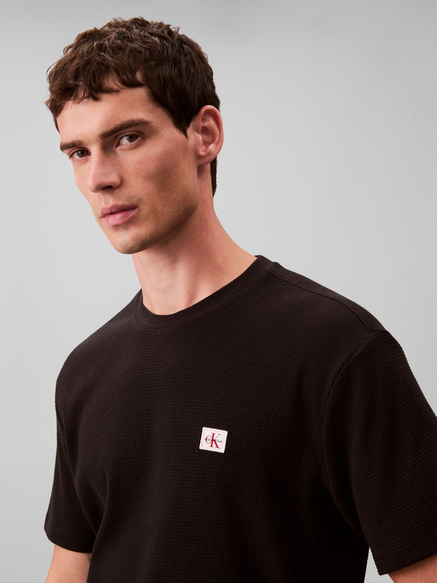 Calvin Klein Jeans T-Shirt WAFFLE BADGE TEE Regular fit mit Rundhalsausschnitt – Bild 4 von 5