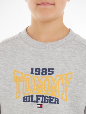 Tommy Hilfiger Sweatshirt TOMMY 1985 VARSITY SWEATSHIRT mit Tommy Hilfiger 1985 Varsity Schriftzug