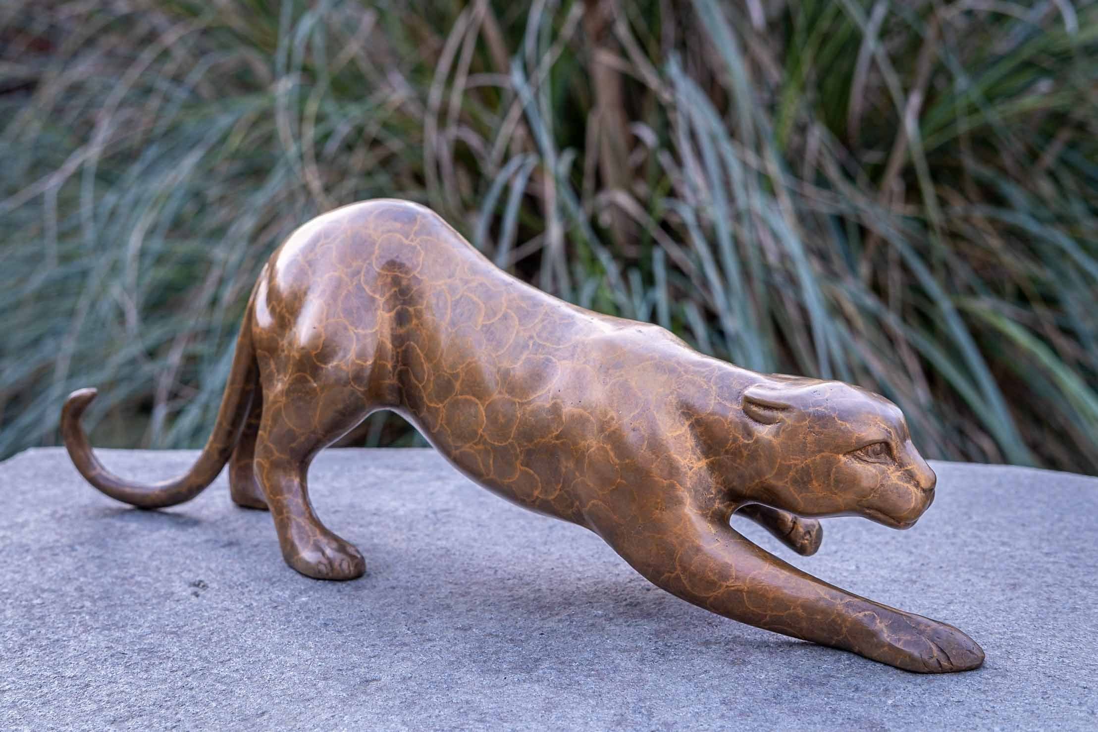 Bronze Frost, werden Bronze gegen – IDYL Bronze-Skulptur in Hand Wildkatze, Kleiner IDYL Regen Langlebig Gartenfigur und sehr und Jaguar Wachsausschmelzverfahren – patiniert. witterungsbeständig Die UV-Strahlung. gegossen Modelle robust von in –