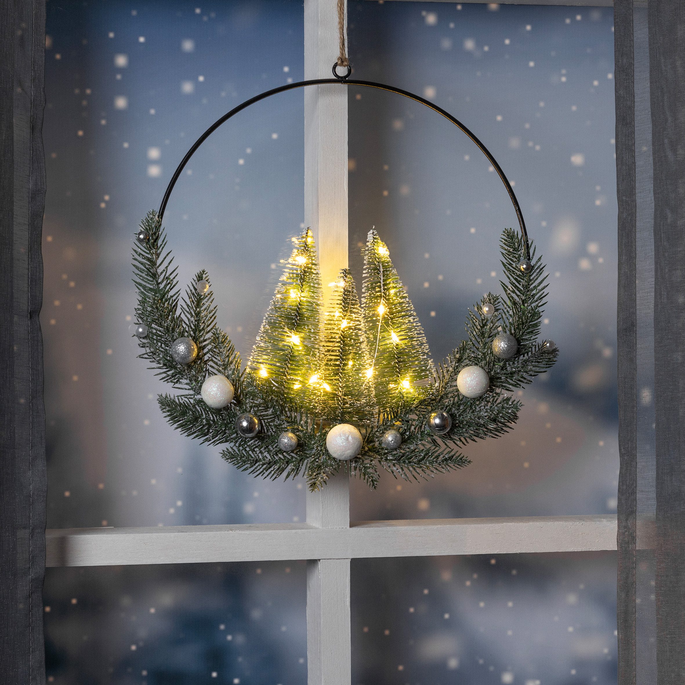 Spetebo Dekofigur LED Metall Dekoring mit Tannen und Weihnachtskugeln (Weihnachts Deko, 1 St., 30 cm Aufhänger warm weiß), mit Öse oben und Juteband