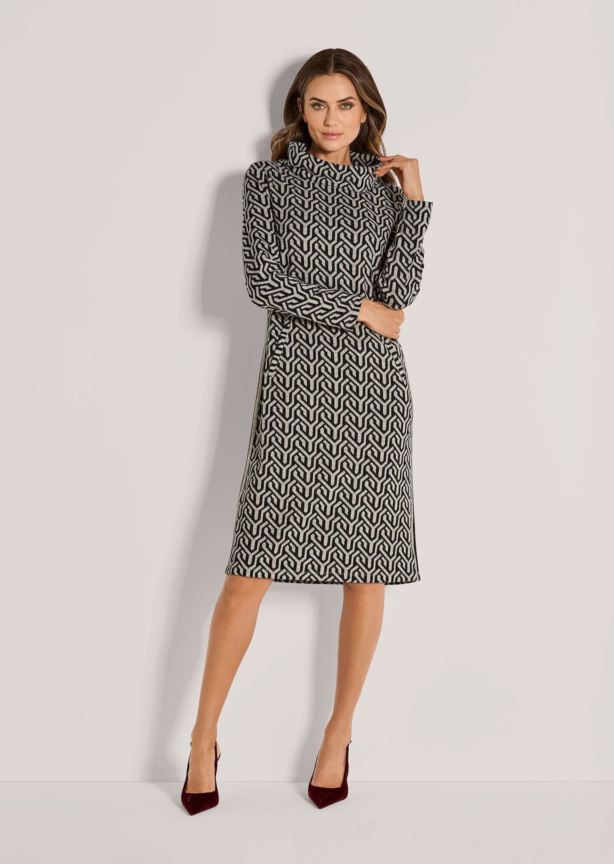 MADELEINE Midikleid Kleid mit Grafik-Jacquard und Rollkragen H-Linien-Kleid günstig online kaufen