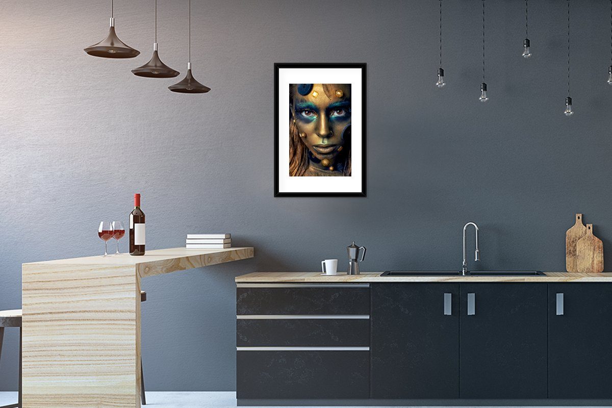 MuchoWow Poster Frau - Gold - Blau, (1 St), mit Rahmen, Kunstdruck, Gerahmtes Poster, Schwarzem Bilderrahmen