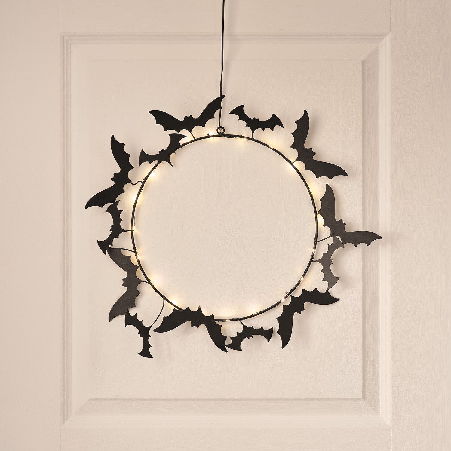 Lights4fun LED-Girlande 43 cm LED-Halloween-Kranz mit Fledermäusen – Bild 3 von 3