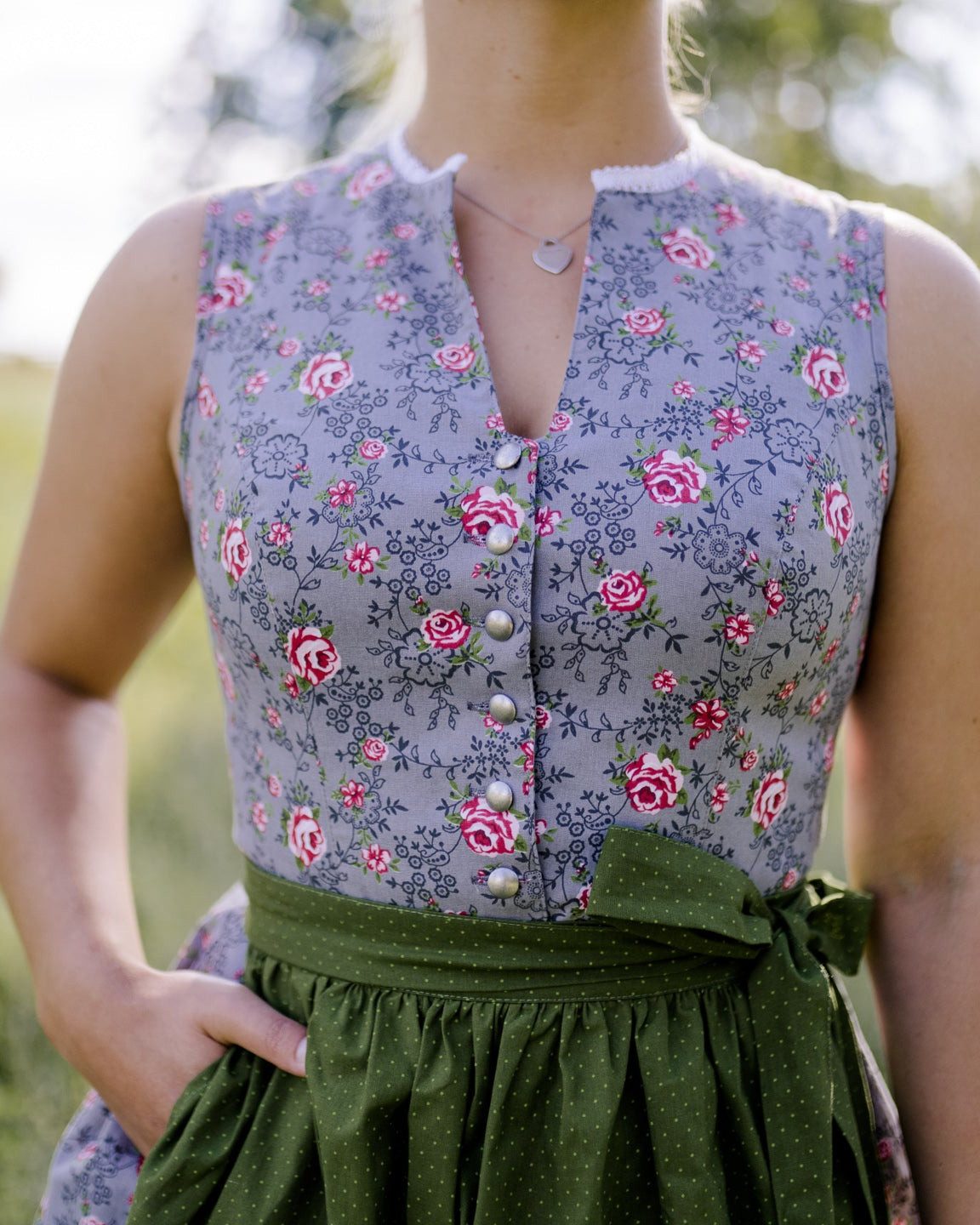 Ramona Lippert Dirndl Clarissa Damen hochgeschlossen 2-teilig grau geblümt Rocklänge 60 cm