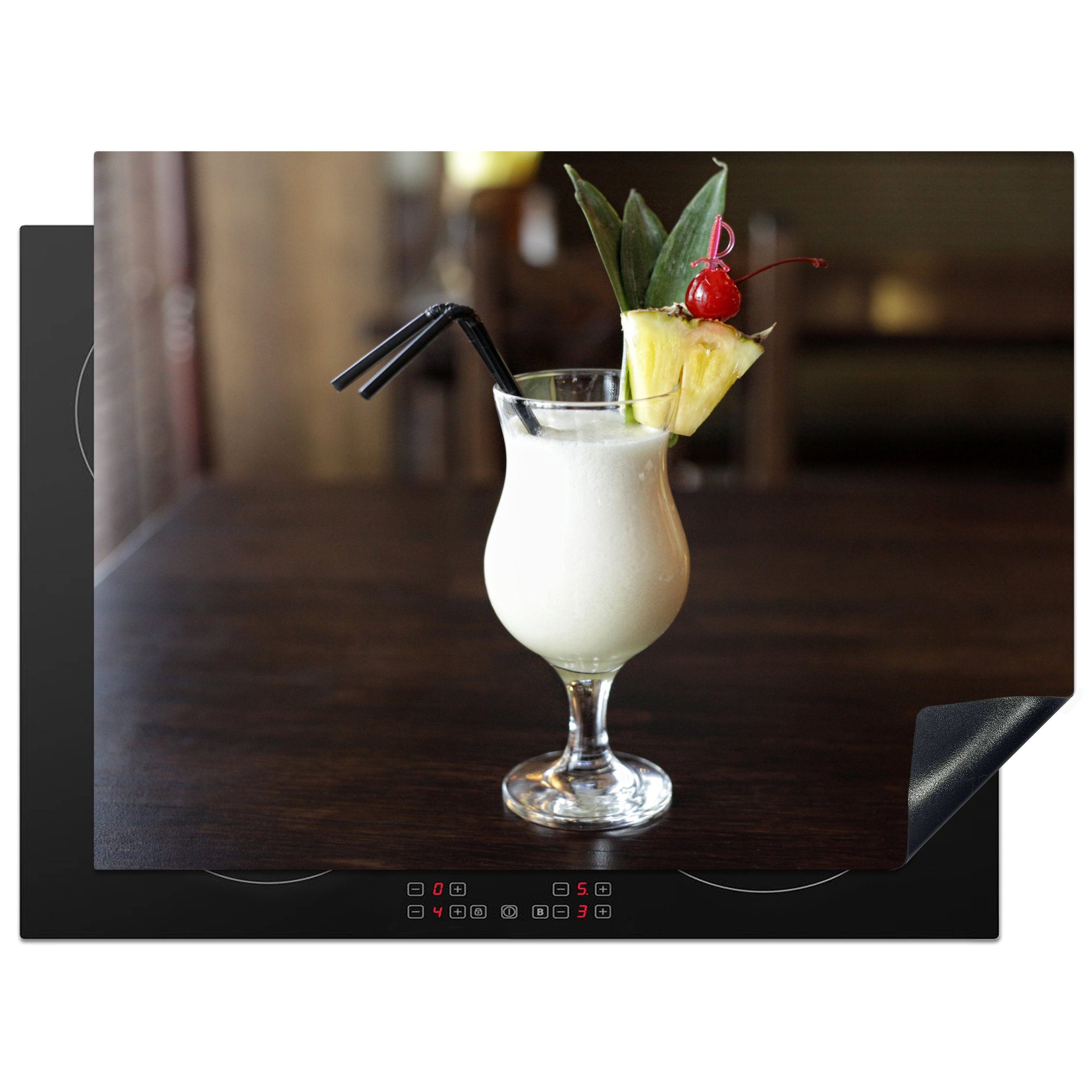 MuchoWow Herdblende-/Abdeckplatte Ein Pina-Colada-Cocktail wird in einem Restaurant serviert, Vinyl, (1 tlg), 70x52 cm, Mobile Arbeitsfläche nutzbar, Ceranfeldabdeckung