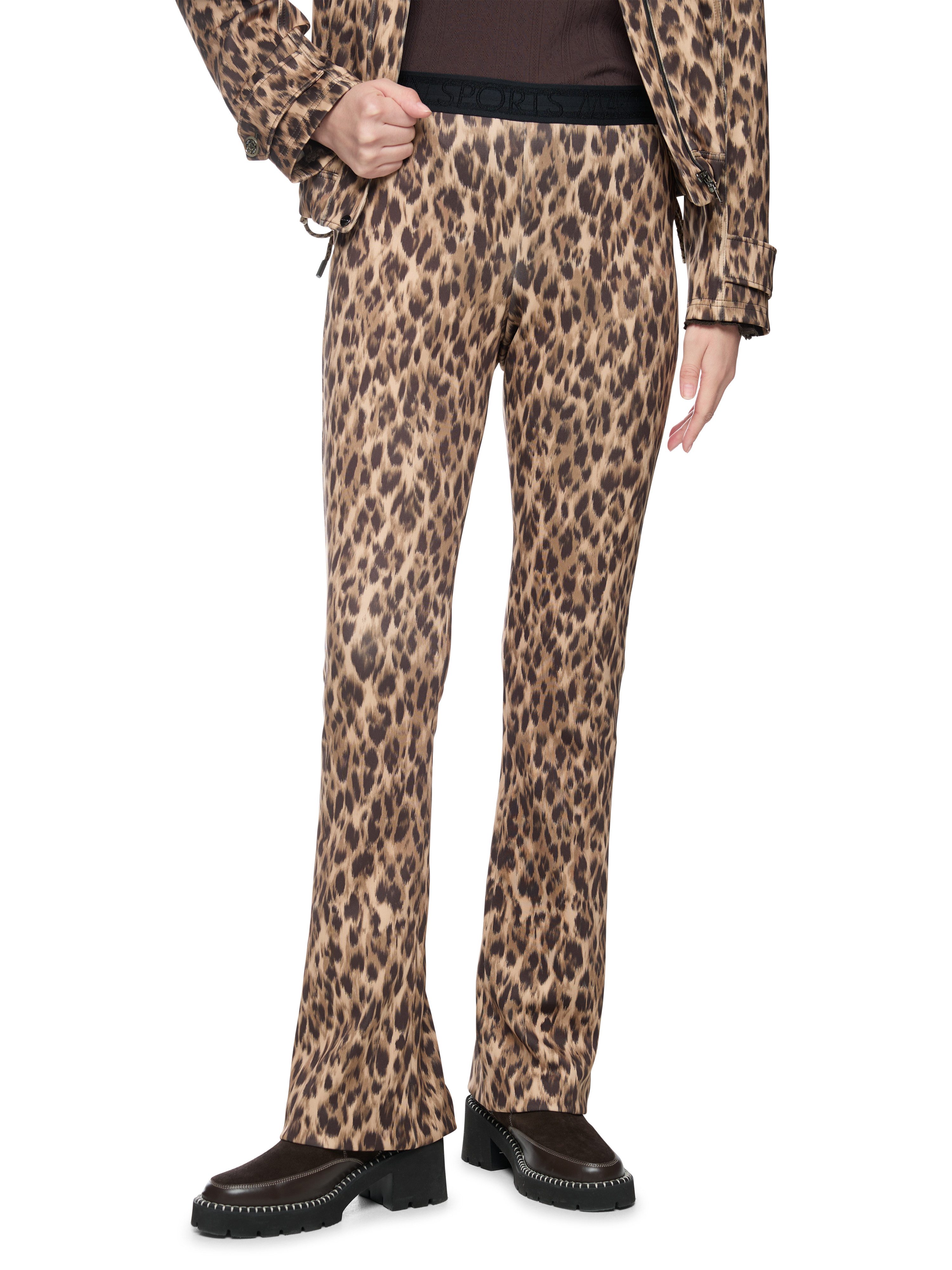 Marc Cain Schlupfhose Winter Wilds Premium Damenmode Model: FREDERICA im Feminine Fit, Allover-Leoprint