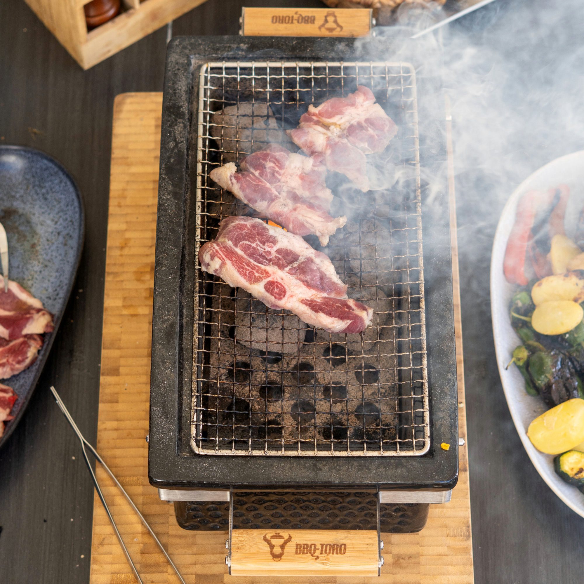 BBQ-Toro Keramikgrill Tischgrill mit Holzunterlage, Outdoor Hibachi Grill für Camping