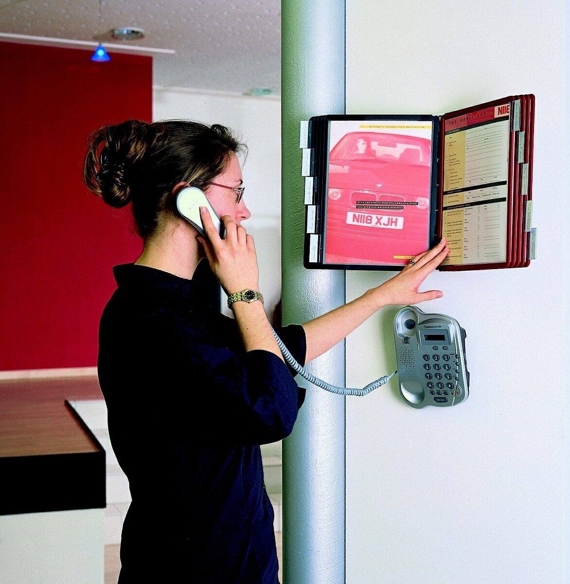 DURABLE Fächermappe Sichttafelständer Sherpa Wall Wanddisplay mit 10 Tafeln rot/schwarz