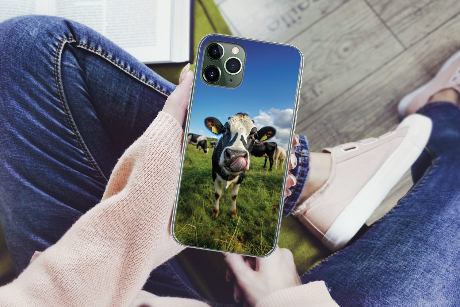 MuchoWow Handyhülle für Apple iPhone 11 Pro Max Kuh - Zunge - Wiese, Smartphone-Bumper, Print, Handy Schutzhülle Dünn