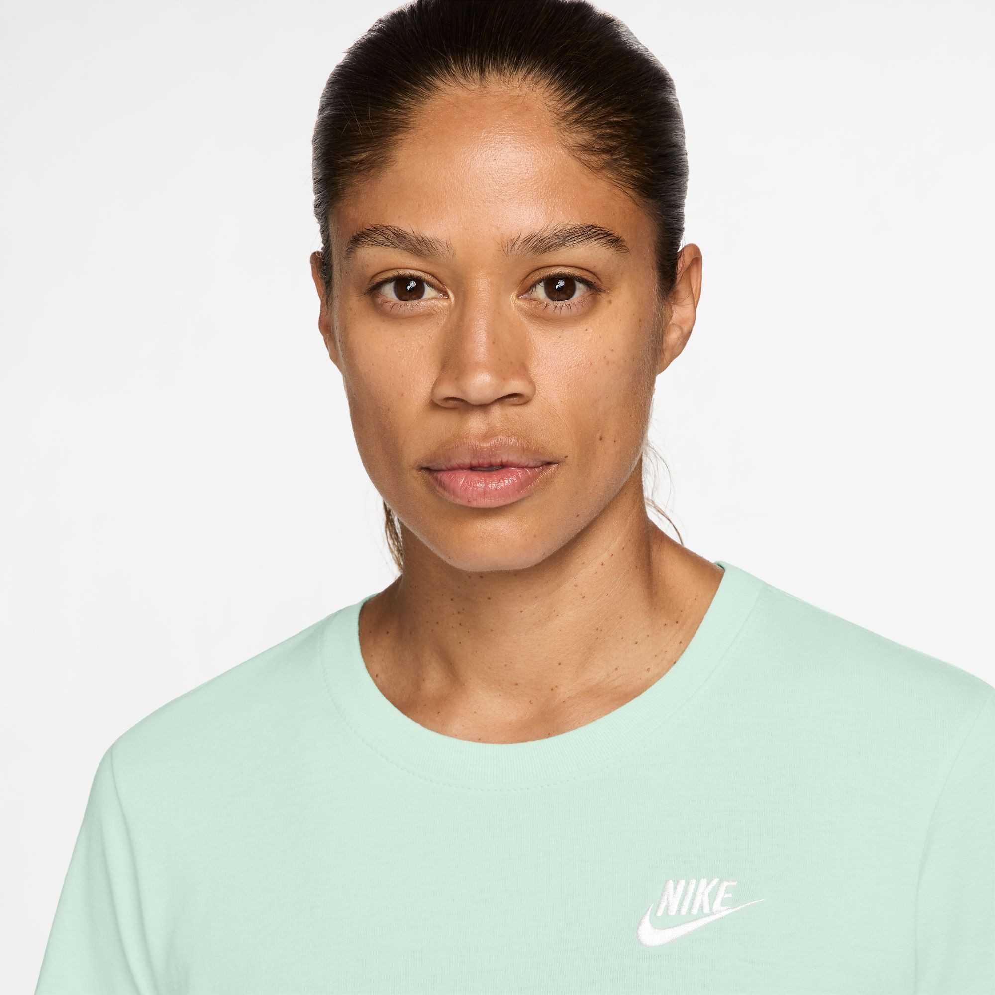Nike Sportswear T-Shirt W NSW CLUB SS TEE etwas weiterer Schnitt, kürzere Länge, mit leicht abgerundetem Saum