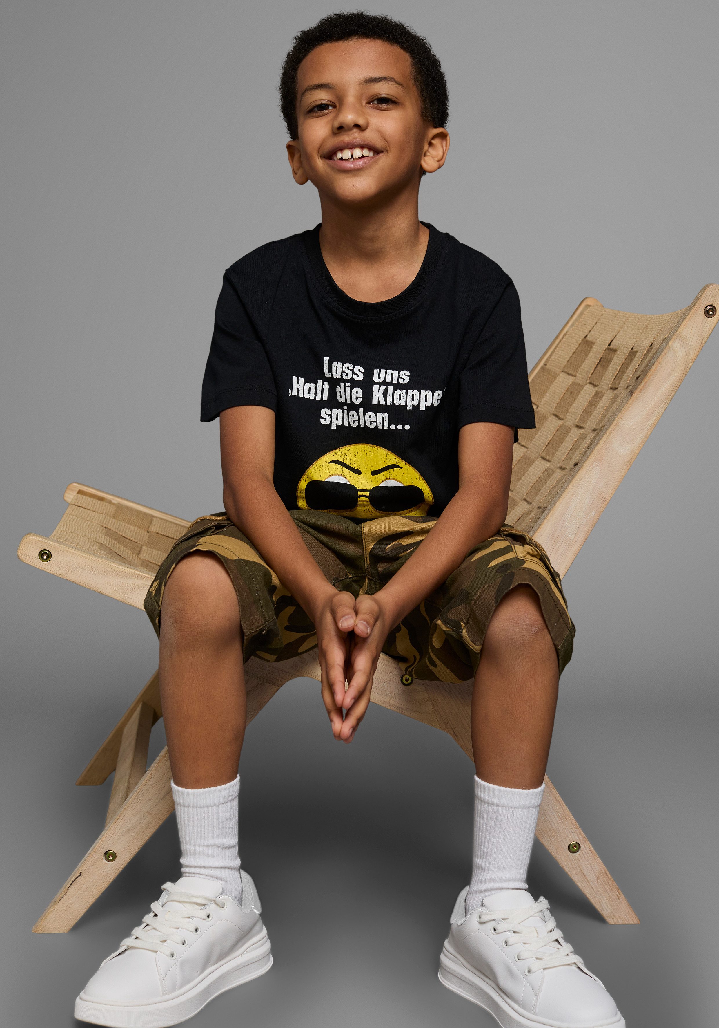 KIDSWORLD T-Shirt Mit Spruch: LASS UNS: HALT DIE KLAPPEN! SPIELEN Kurzarm, Basic-Passform, mit trendigen Statements und Sprüchen