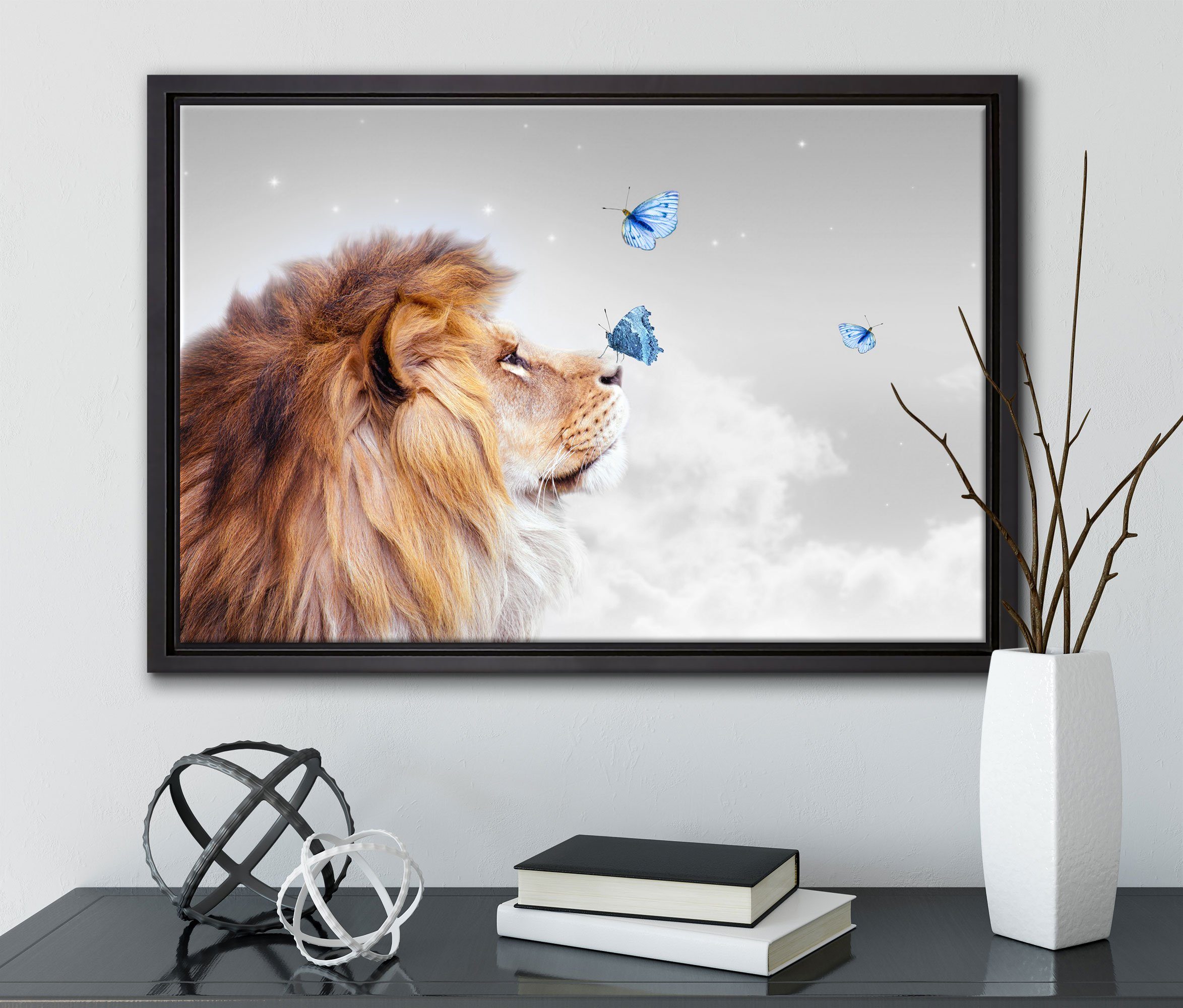 Pixxprint Leinwandbild Löwe bespannt, Schmetterlingen Detail, inkl. blauen Zackenaufhänger Wanddekoration einem Leinwandbild Schattenfugen-Bilderrahmen B&W mit (1 in St), gefasst, fertig