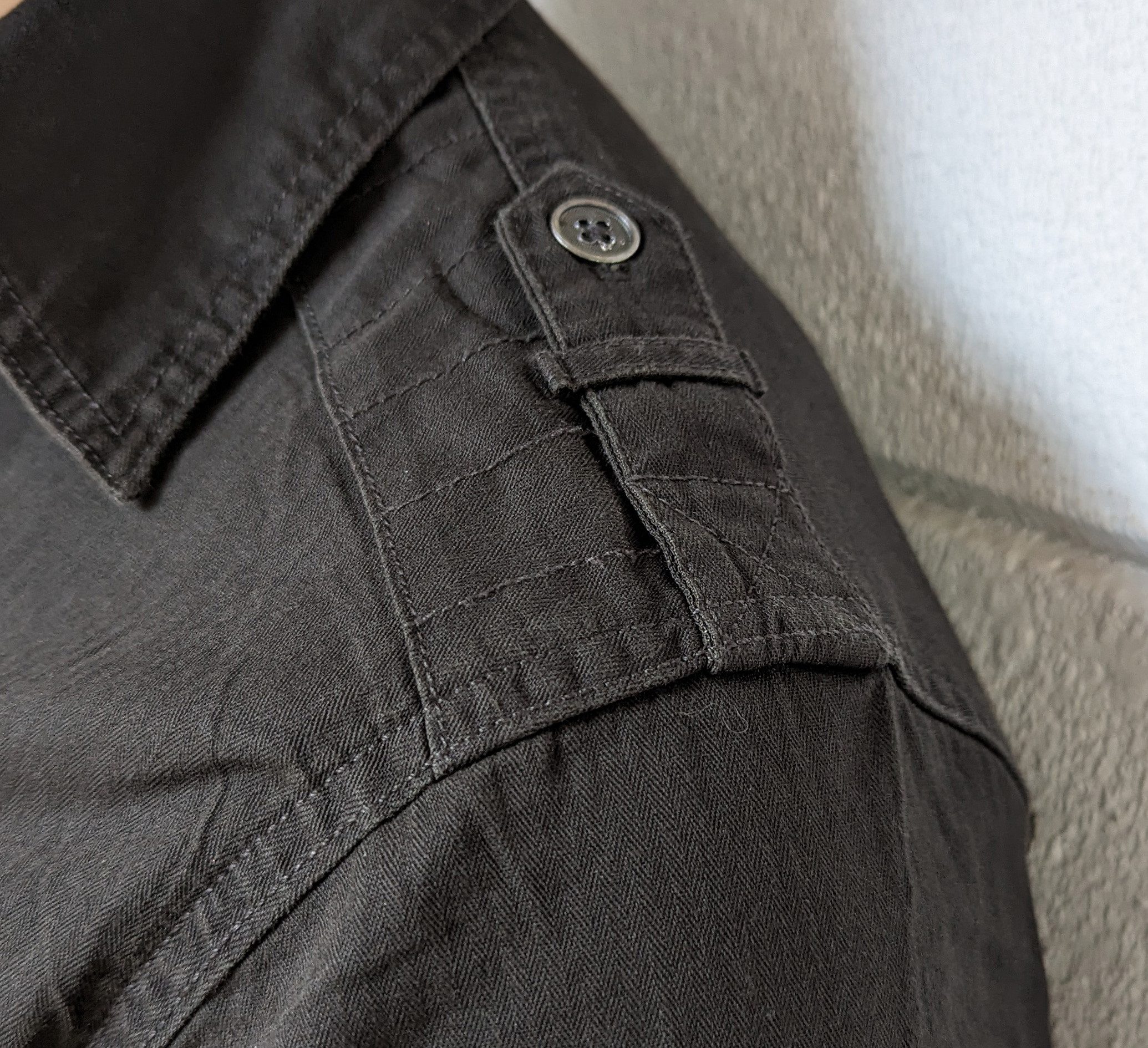 LOBO NEGRO® Jeanshemd schwarz mit Metallknöpfen und zwei Brusttaschen