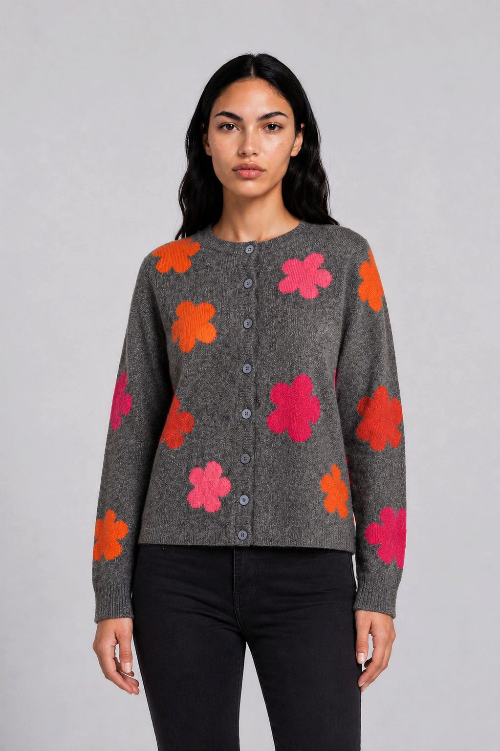 FRISTED Cardigan Damen Lammwolle Rundhals Intarsien Blumenmuster Relaxed Fit Strickjacke in Melange-Optik mit Knopfleiste und seitlichen Schlitzen