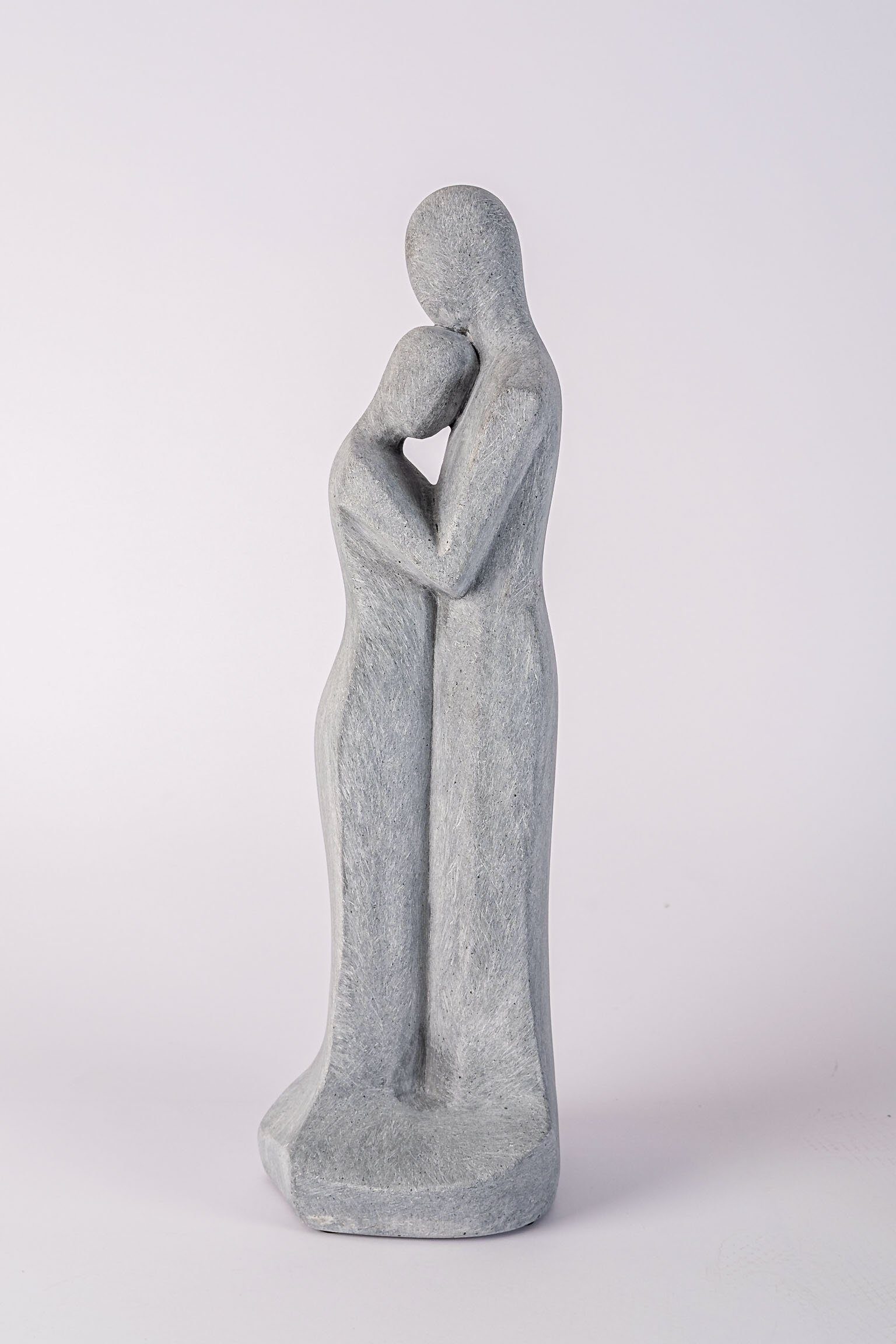 IDYL Dekofigur IDYL Moderne Skulptur Figur Sandsteinguss "Liebespaar", Moderne Figur "Liebespaar" in grau.
