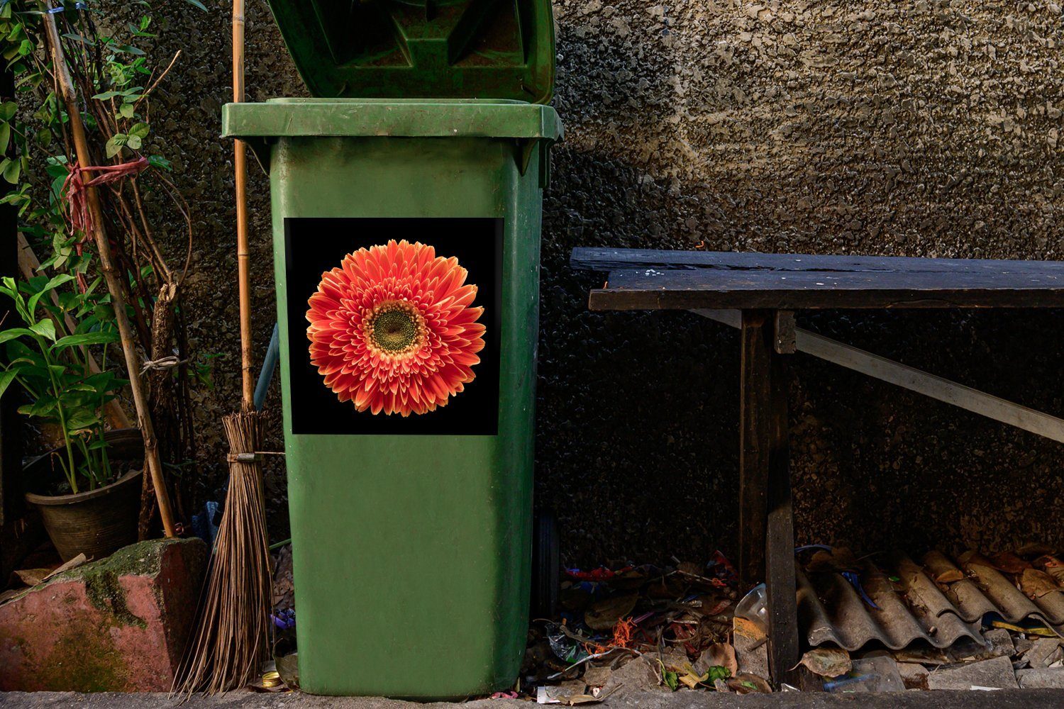 vor Sticker, orangefarbene Hintergrund Gerbera-Blüte Wandsticker Eine Container, Abfalbehälter Mülleimer-aufkleber, St), Mülltonne, (1 MuchoWow schwarzem
