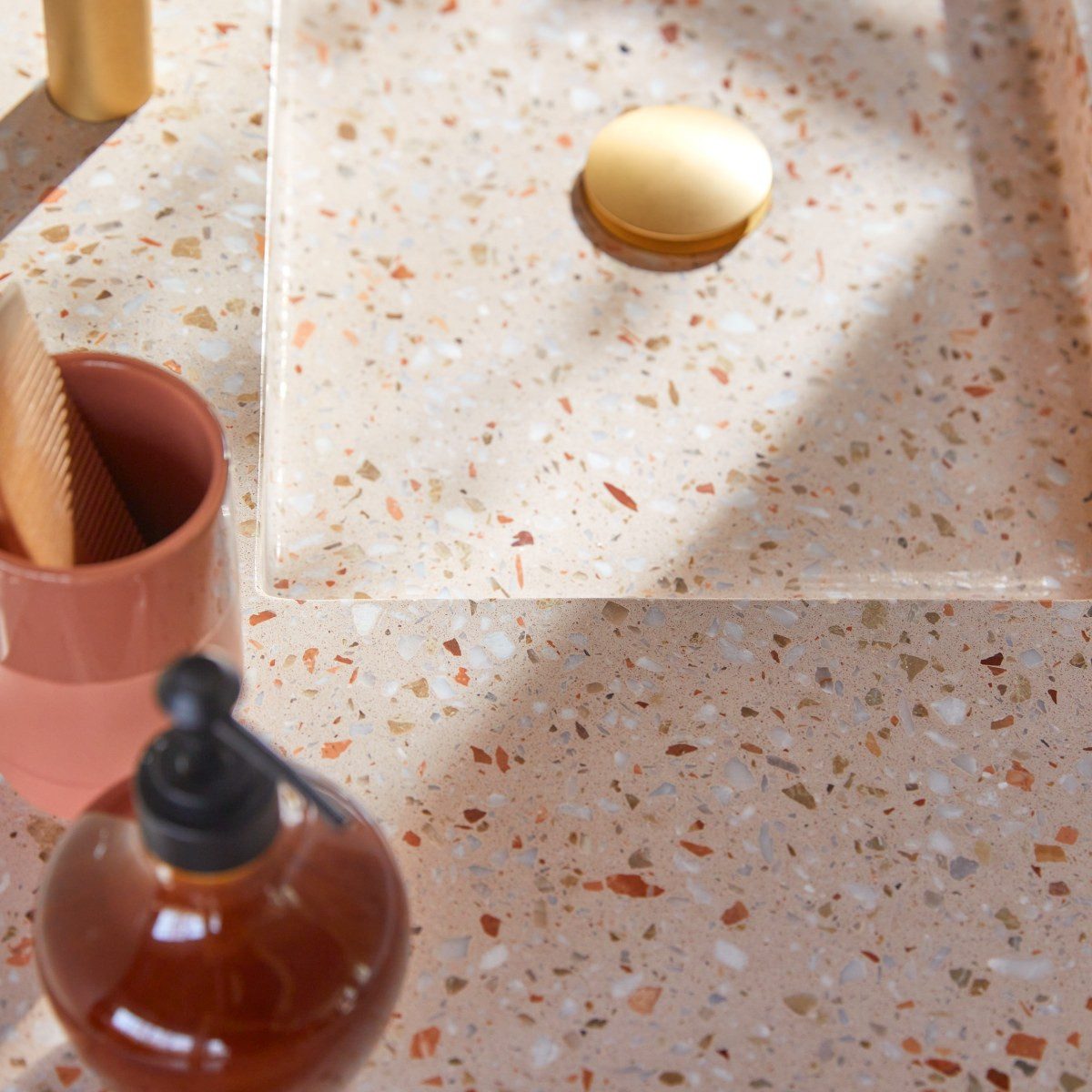 Tikamoon Waschtisch Badezimmermöbel Edgar aus massivem Teakholz und Premium-Terrazzo Rosa