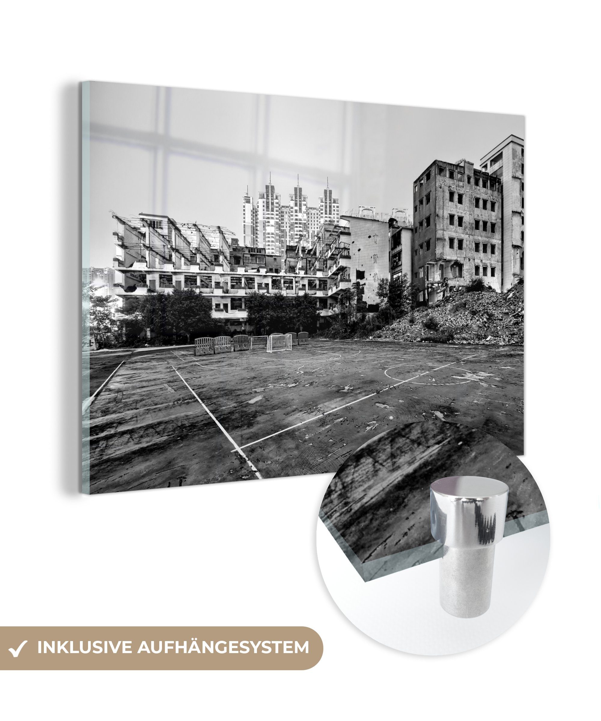 MuchoWow Acrylglasbild Sportplatz für verlassene Gebäude - schwarz und weiß, (1 St), Acrylglasbilder Wohnzimmer & Schlafzimmer