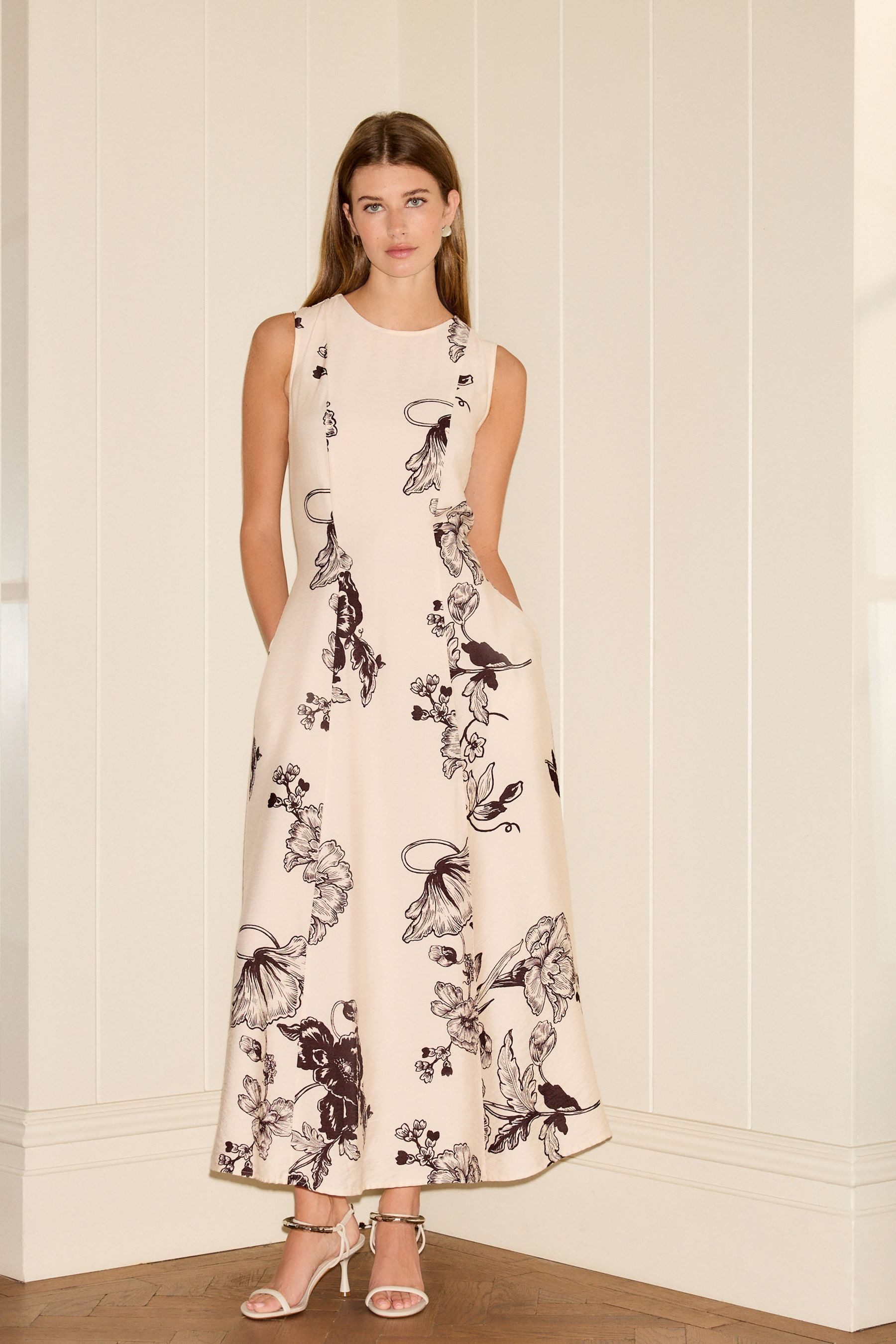 Next Maxikleid Ärmelloses, enges Maxikleid (1-tlg)