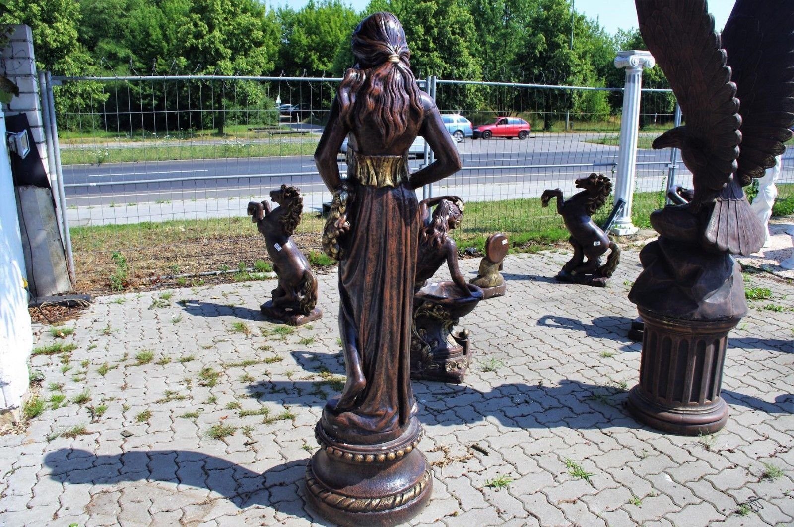 Frauen Gartenfigur Steinfigur Statue Bronze Nackte Gartenfigur Antikes Wohndesign Sockel Optik +