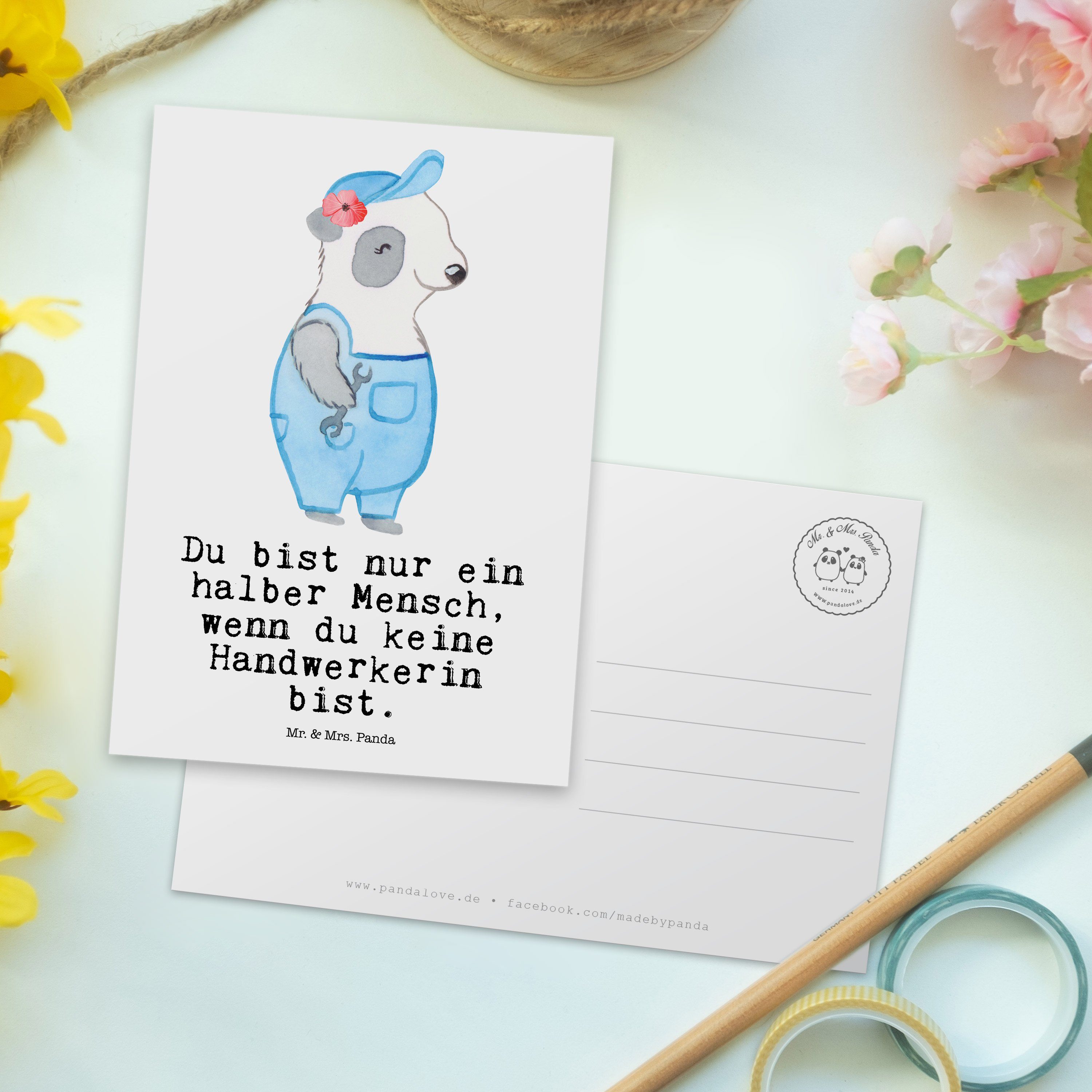 Panda Mr. Gesellenprüfung, - Weiß Herz & Handwerkerin mit Geschenk, Mrs. - Handwerksbe Postkarte