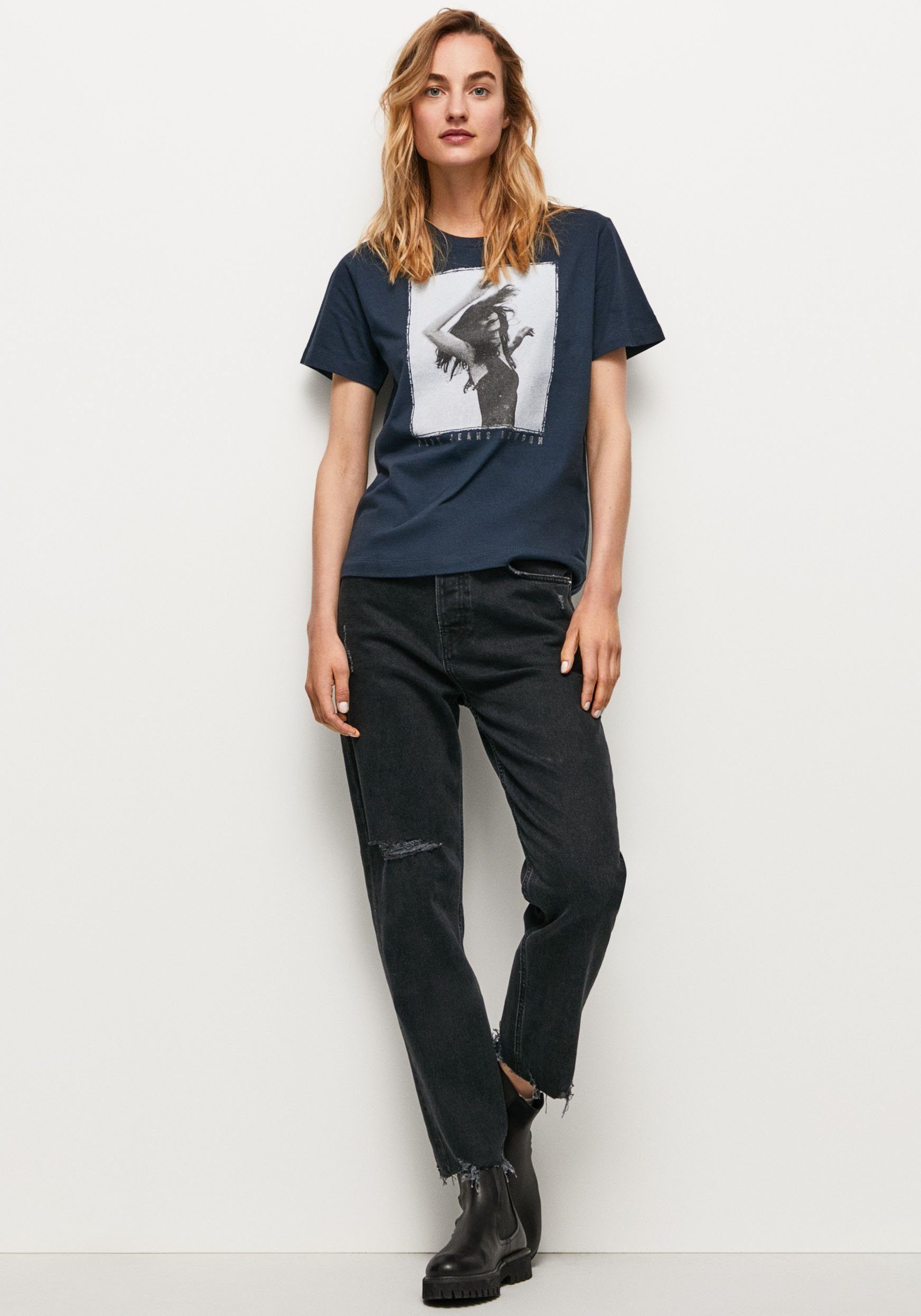 Pepe Frontprint tollem SONYA T-Shirt Jeans Passform figurbetonter mit und in 594DULWICH markentypischem