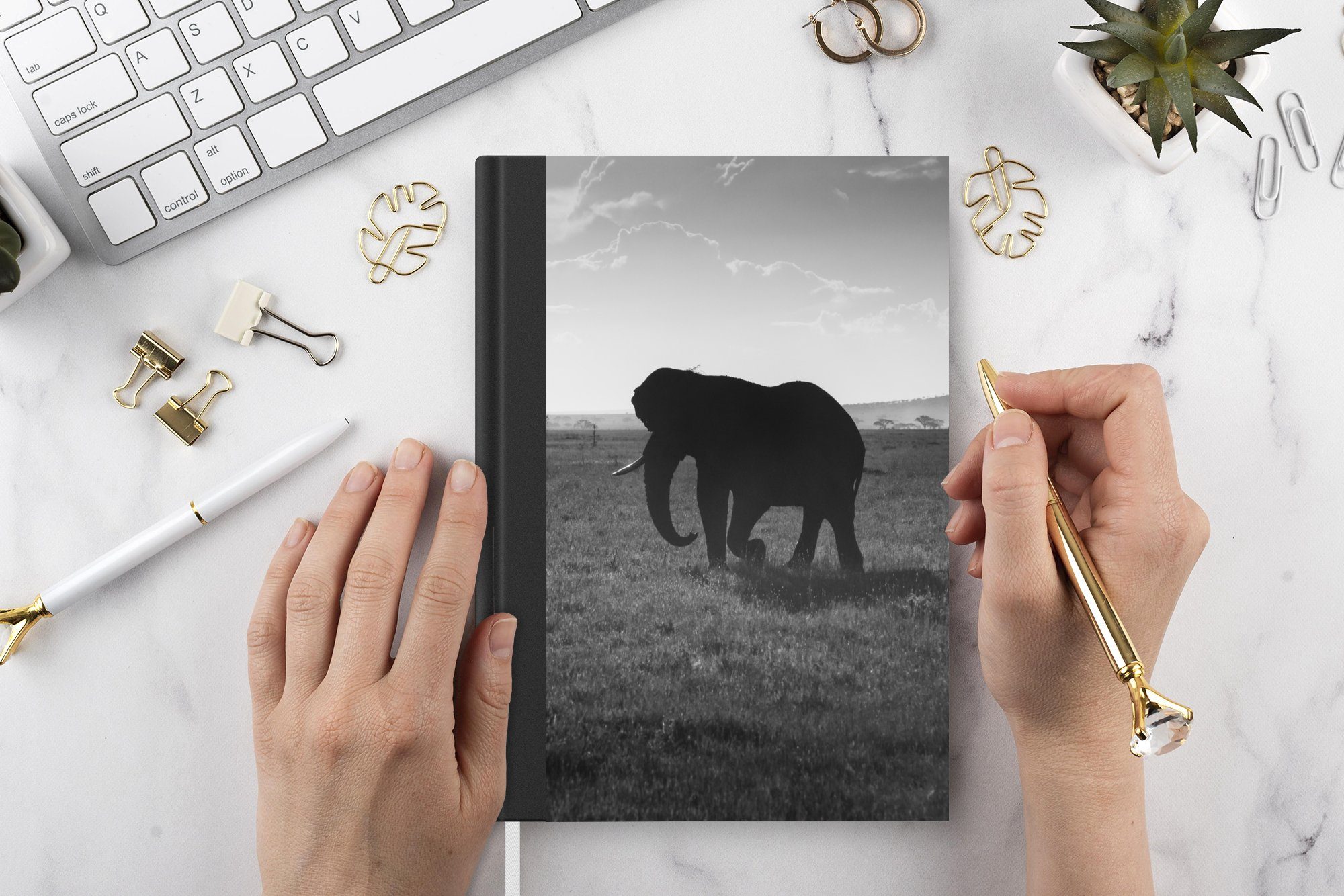 MuchoWow Notizbuch Elefant und A5, Merkzettel, - Journal, - Haushaltsbuch Seiten, Einfarbig Notizheft, Schwarz Tiere - Tagebuch, 98 weiß