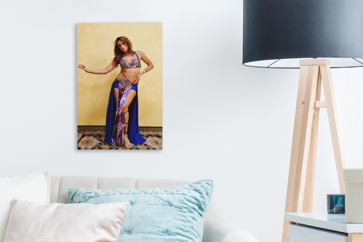 OneMillionCanvasses® Leinwandbild Eine Bauchtänzerin in Leinwandbild (1 Zackenaufhänger, einer St), inkl. Blau Gemälde, vor hellen 20x30 Wand, bespannt fertig cm