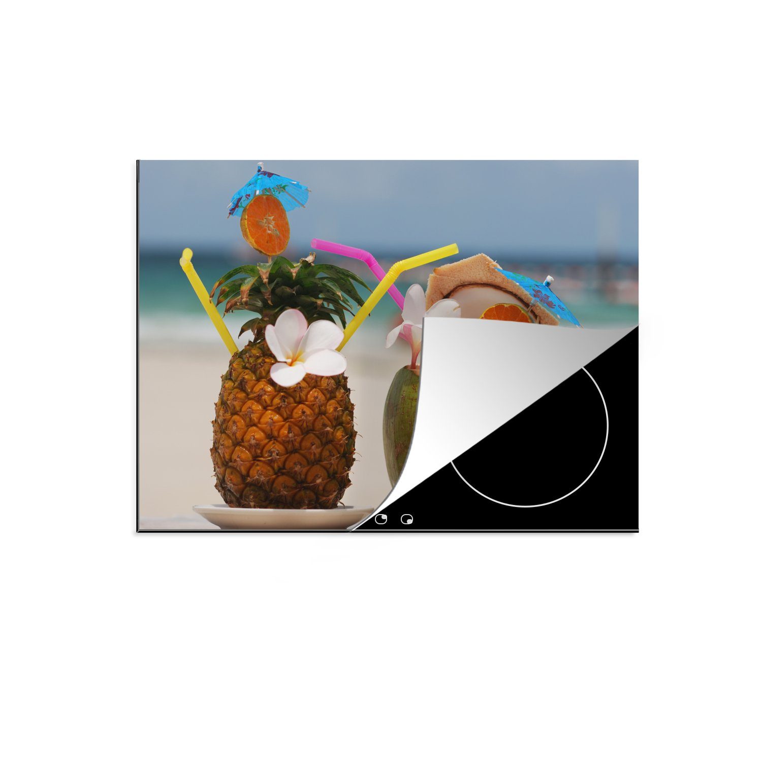 MuchoWow Herdblende-/Abdeckplatte Zwei tropische Pina Coladas in einer Kokosnuss und Ananas am Strand, Vinyl, (1 tlg), 70x52 cm, Mobile Arbeitsfläche nutzbar, Ceranfeldabdeckung