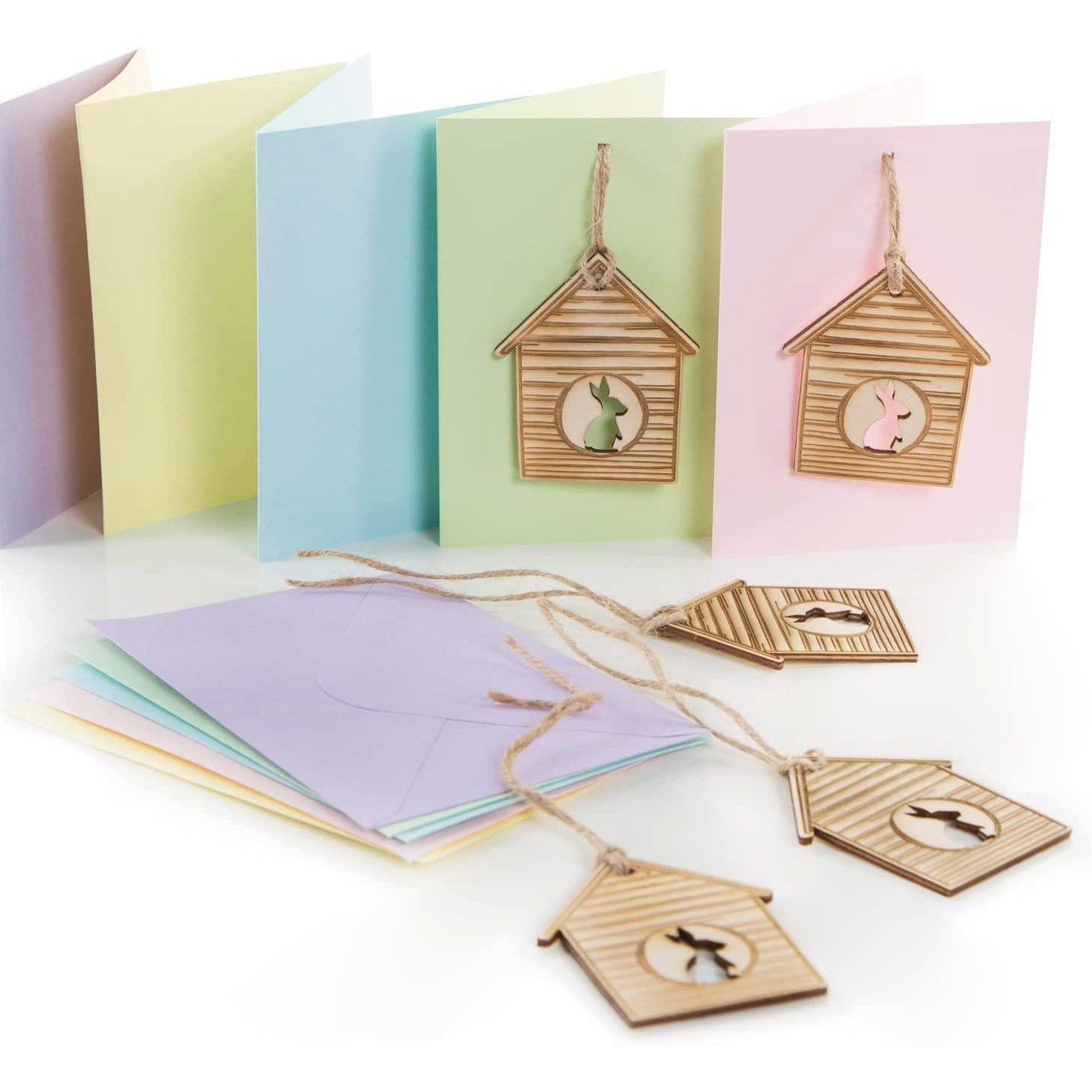 Logbuch-Verlag Dekofigur 5 pastellfarbene Osterkarten mit Holzhäuschen Osteranhänger