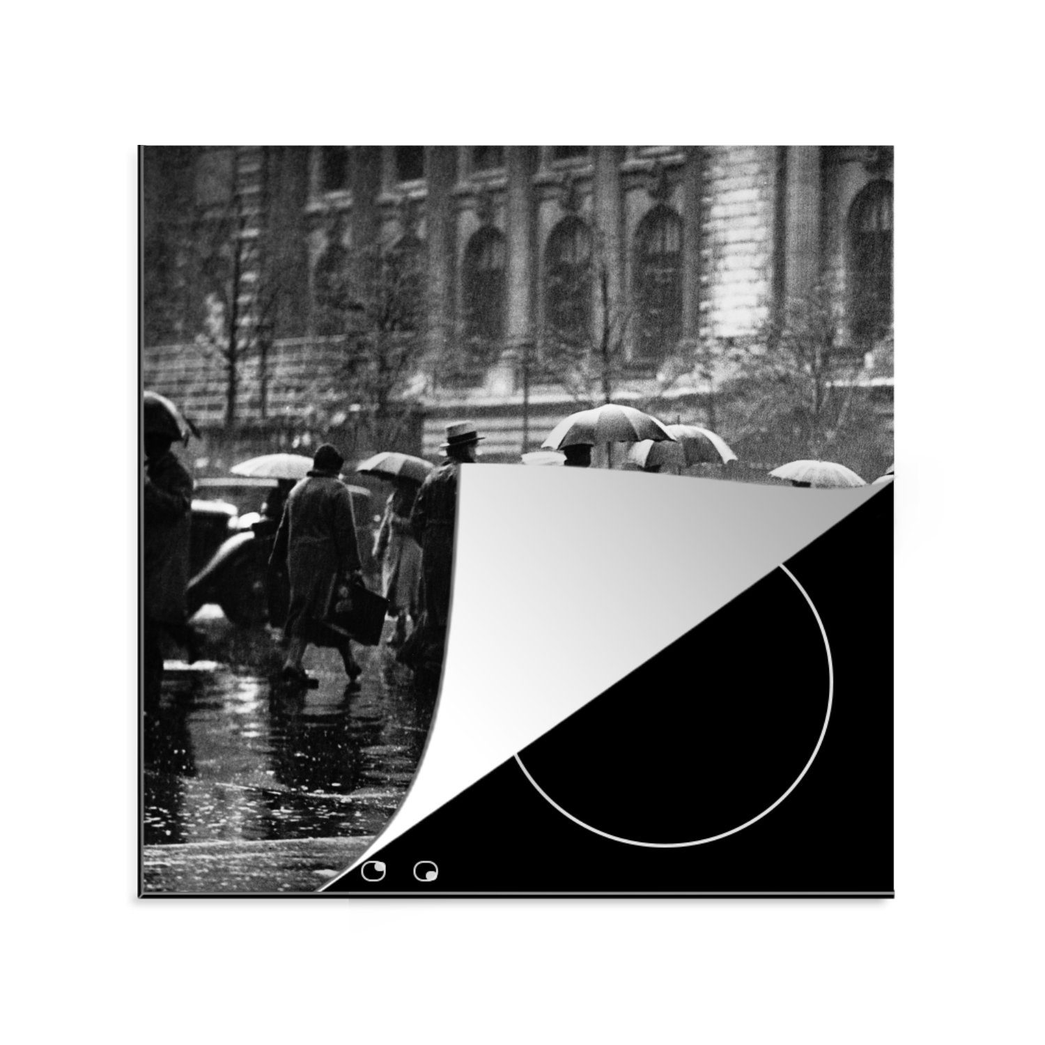 MuchoWow Herdblende-/Abdeckplatte Menschen auf der Straße im Regen in New York - schwarz und weiß, Vinyl, (1 tlg), 78x78 cm, Ceranfeldabdeckung, Arbeitsplatte für küche