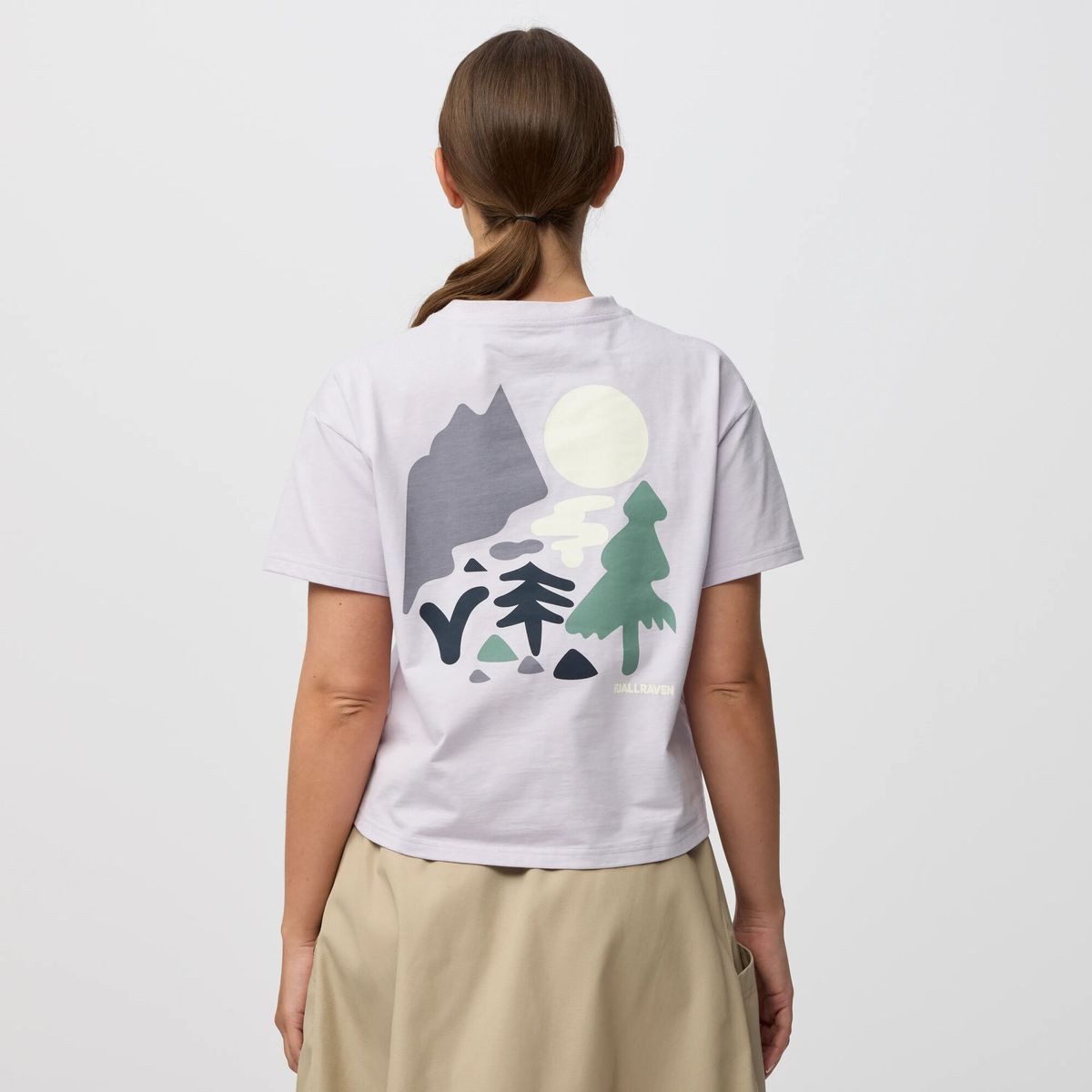 Fjällräven Kurzarmshirt Forest Walk T-shirt W Stilvolles T-Shirt aus Bio-Baumwolle mit Waldmotiv, ideal für