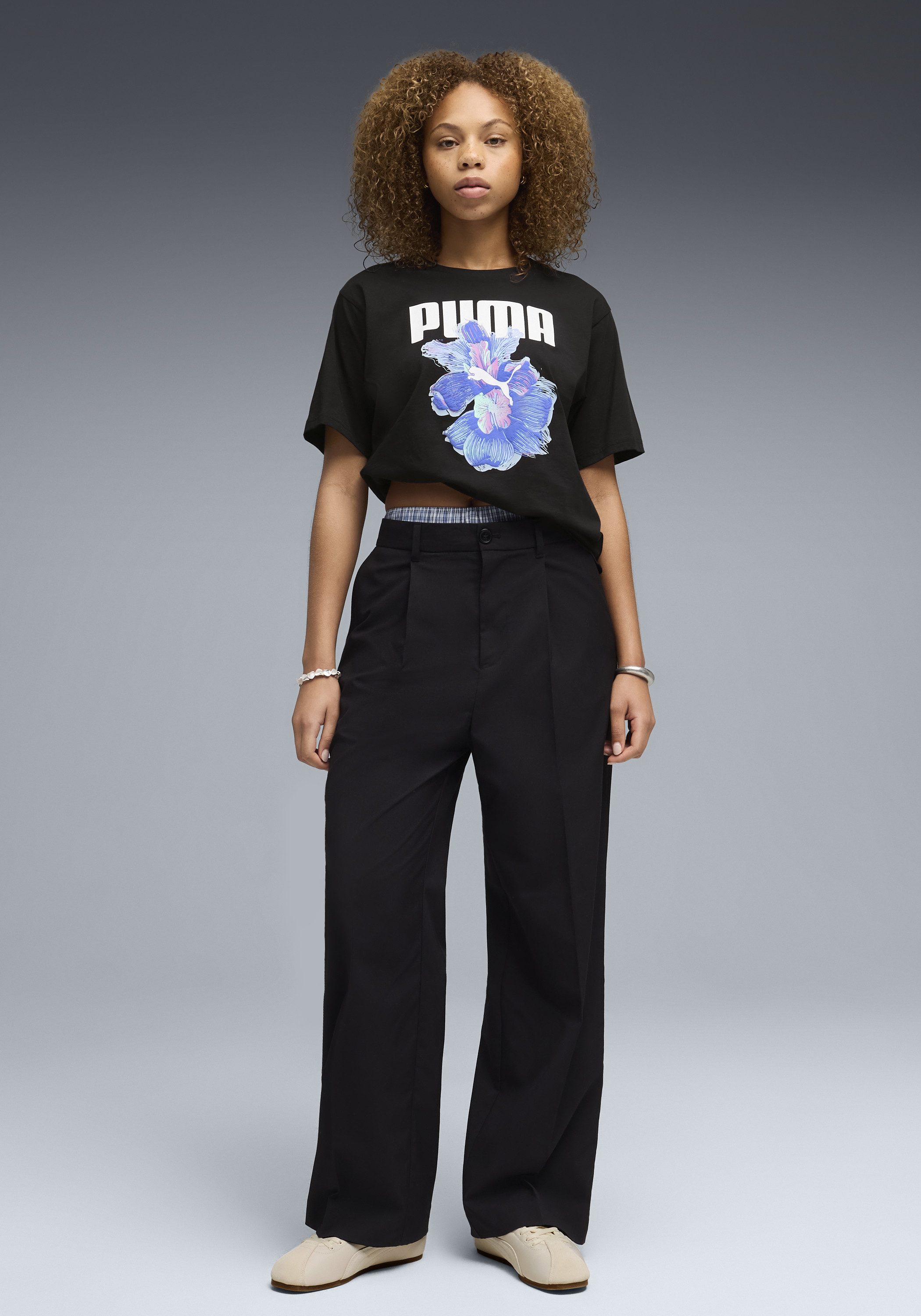 PUMA T-Shirt GRAPHICS RELAXED FLOWER TEE lockere Passform, Kurzarm, Rundhalsausschnitt