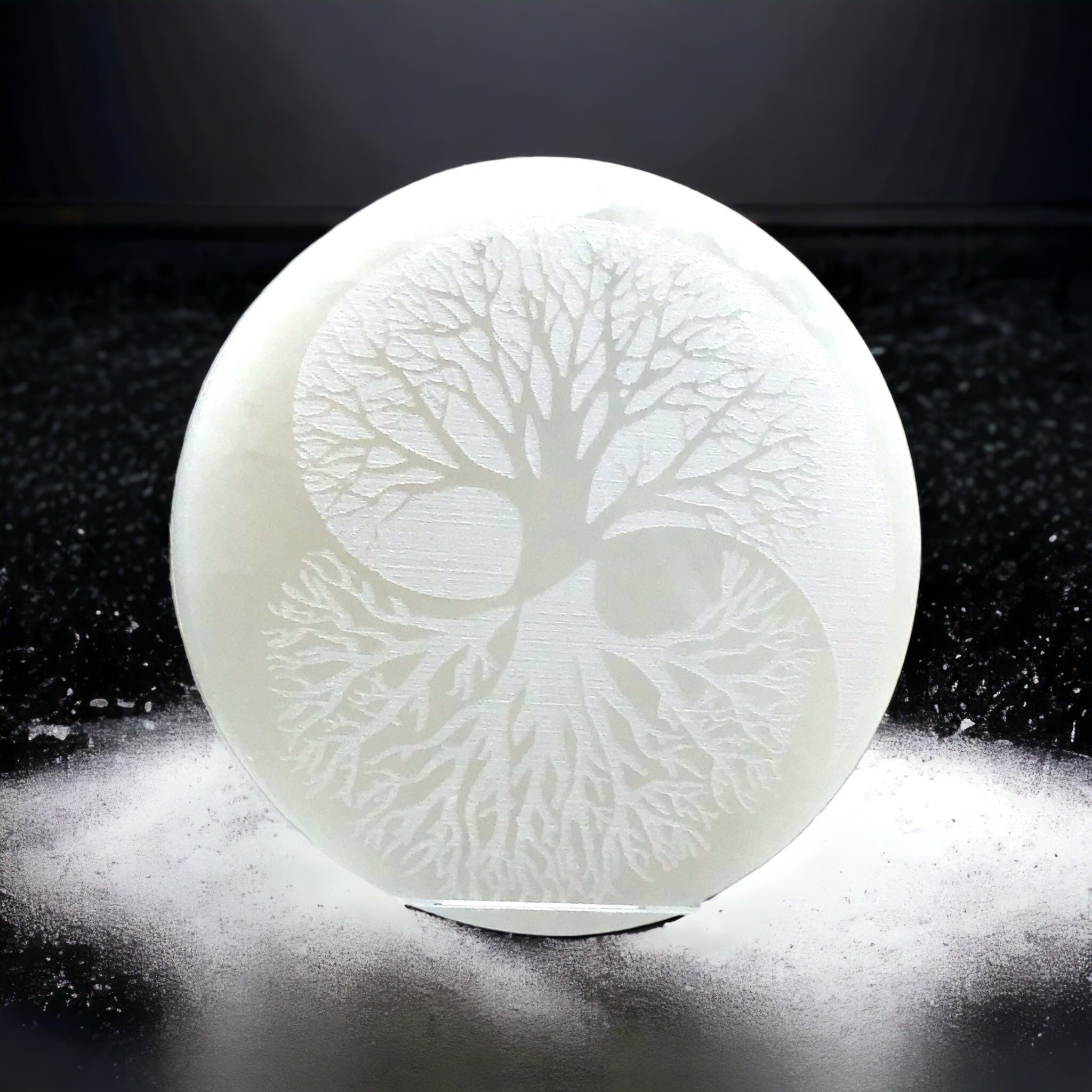 Steinfixx® Dekoobjekt Selenit Platte mit Gravur Yin-Yang oder Baum des Lebens (Set, 1 Platte mit Acrylständer 10 oder 13,5 cm), handgraviert und poliert