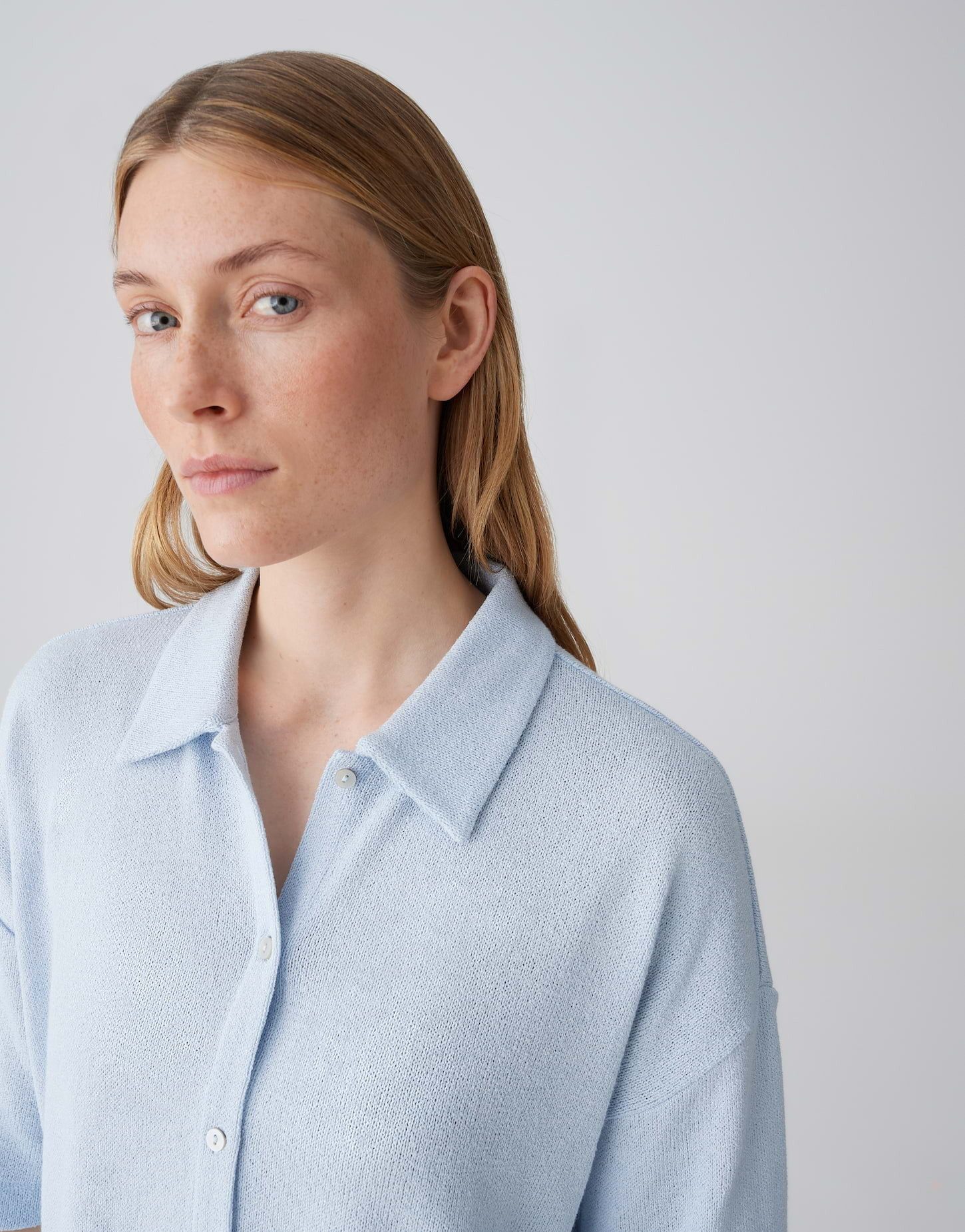 OPUS Poloshirt Jerseyshirt in feiner Strickoptik Lockere Passform, Kellerfalte im Rücken, Knopfleiste – Bild 4 von 5
