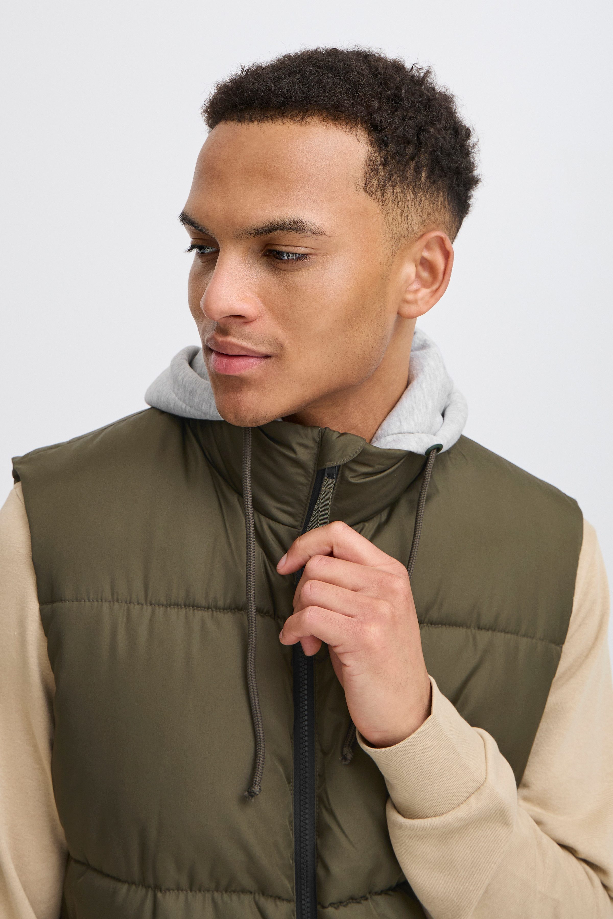 Blend Steppweste BHELWIN vest w. jersey hood Regular Fit, mit Reißverschluss, aus Polyester und Kunstfaser