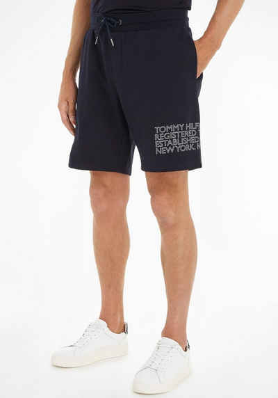 Tommy Hilfiger Stoffhose BADGED GRAPHIC CARGO SHORT mit Tommy Hilfiger Markendesign