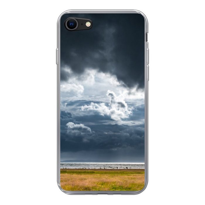 MuchoWow Handyhülle Dunkle Wolken über einer grünen Landschaft Handyhülle Apple iPhone 8 Smartphone-Bumper Print Handy Schutzhülle