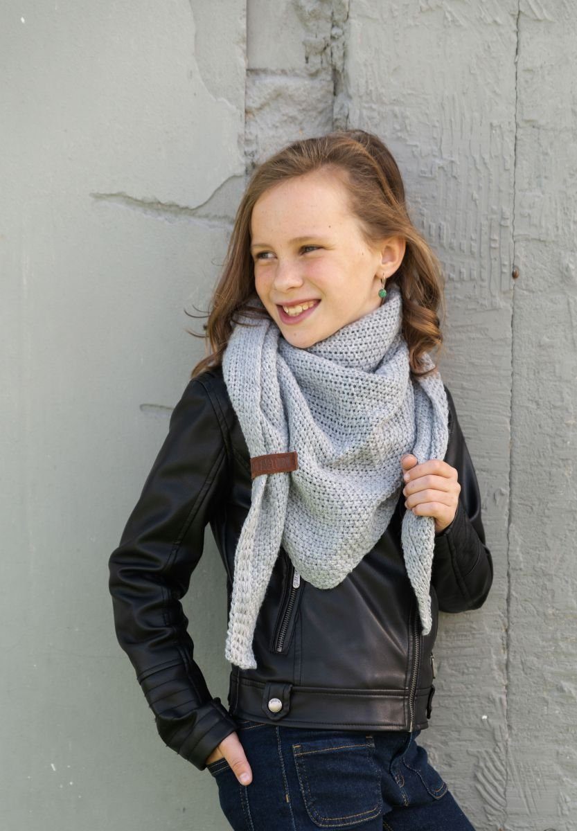 Knit Factory Schal Coco Dreiecksschals 140x60 cm Glatt Grau, (1-St), Schal Strickschal Umhängetuch Tuch Strickware