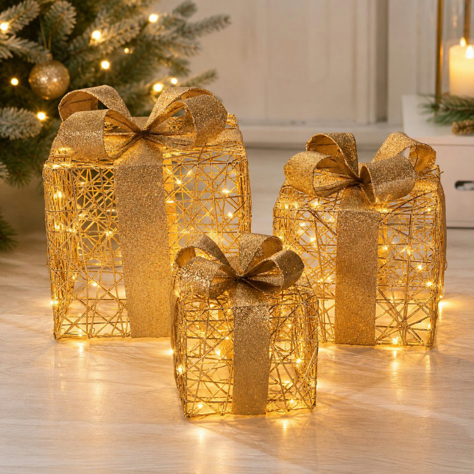 Koopman Dekoobjekt Weihnachtsgeschenke Weihnachtsdeko 90 LED´s Gold 3er Set (Set, 3 St., 3tlg), 3 Größen, 20x20x24cm, 25x25x30cm, 15x15x17,5cm, Batteriebetrieb