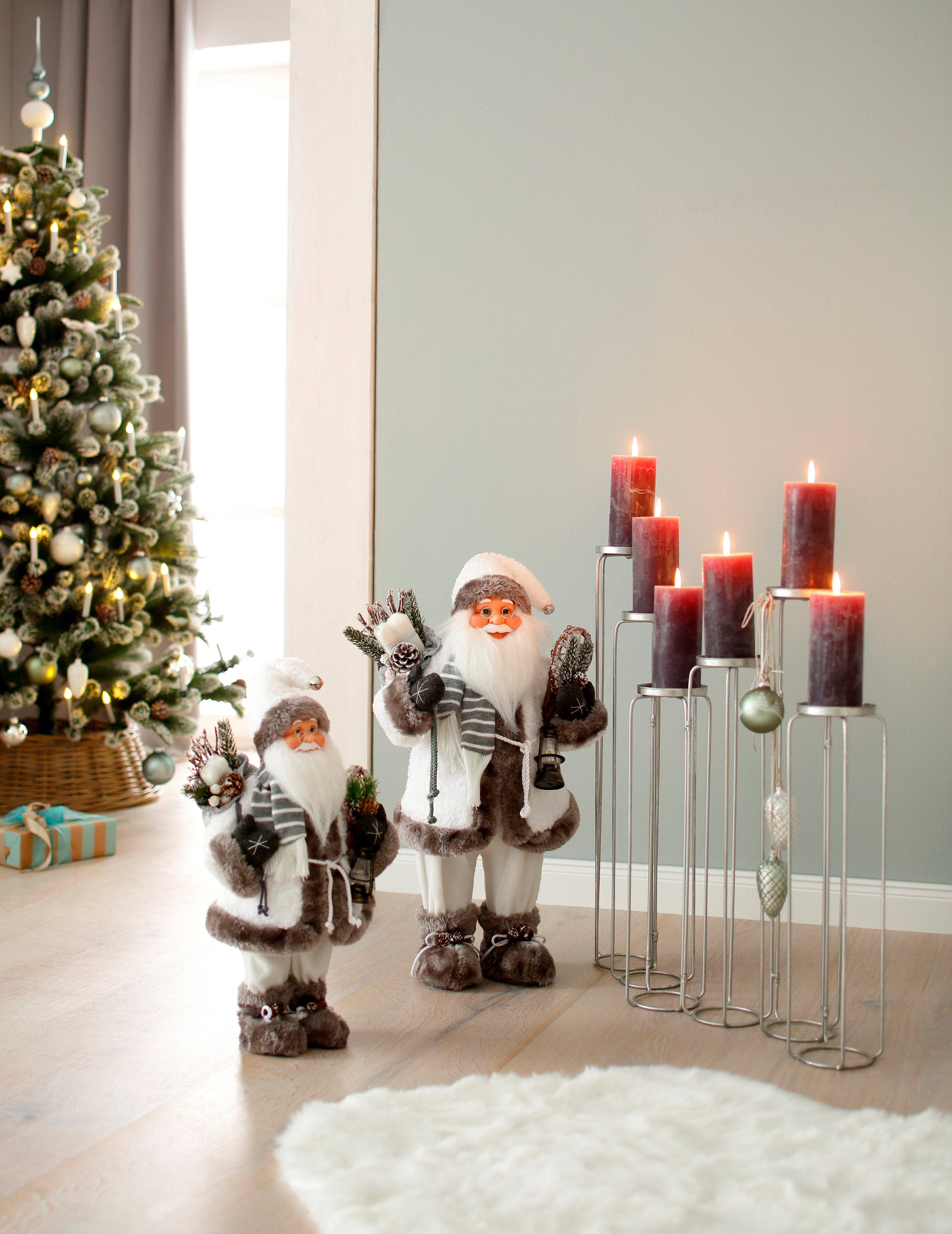 HOSSNER - HOMECOLLECTION Weihnachtsmann mit Weihnachtsdeko Laterne, und Santa Mantel weißem